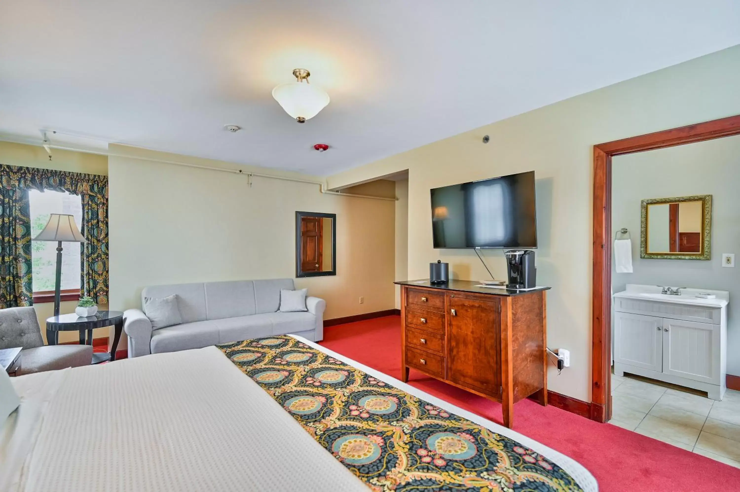 Bed, TV/Entertainment Center in Tom Quick Inn