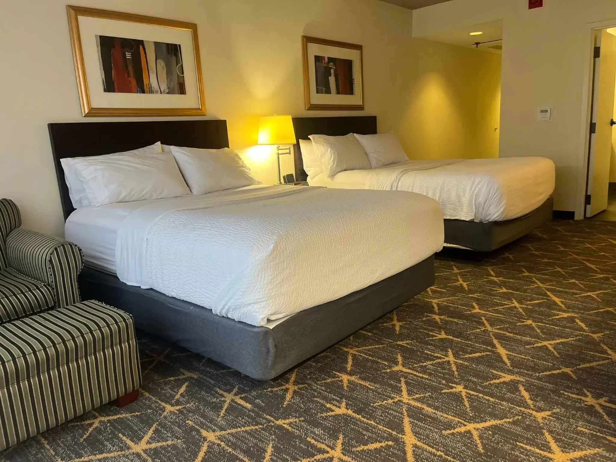 Photo of the whole room, Bed in Holiday Inn Hotel & Suites Springfield, an IHG Hotel