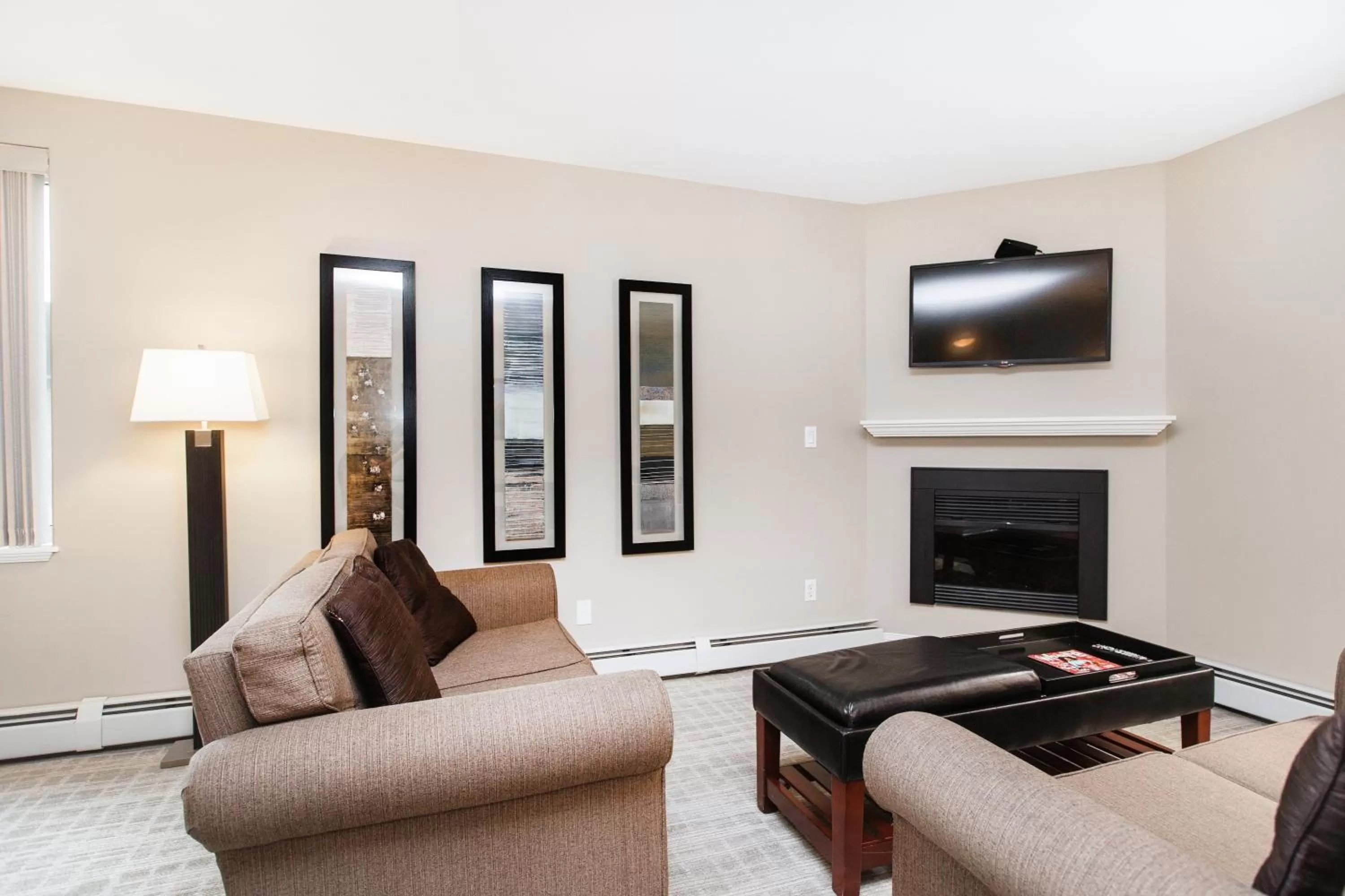 TV and multimedia in Canterra Suites Hotel