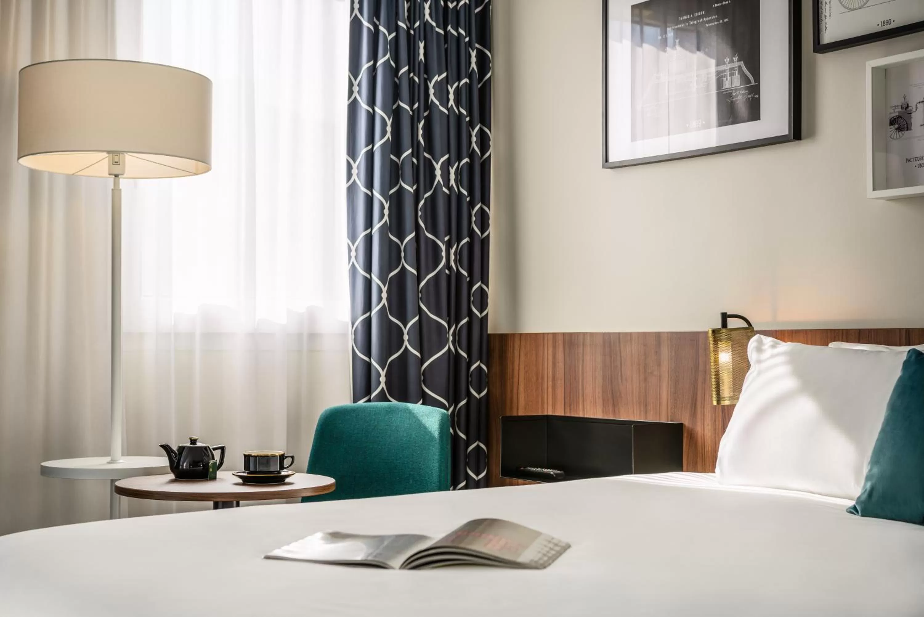 Bed in Mercure Paris Montparnasse Pasteur