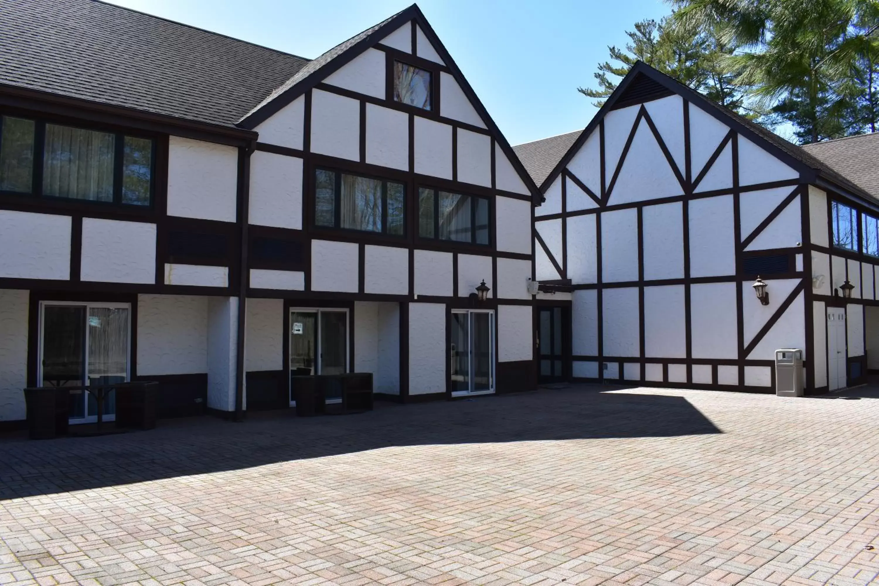 Property building in East Norwich Inn Property building in East Norwich Inn