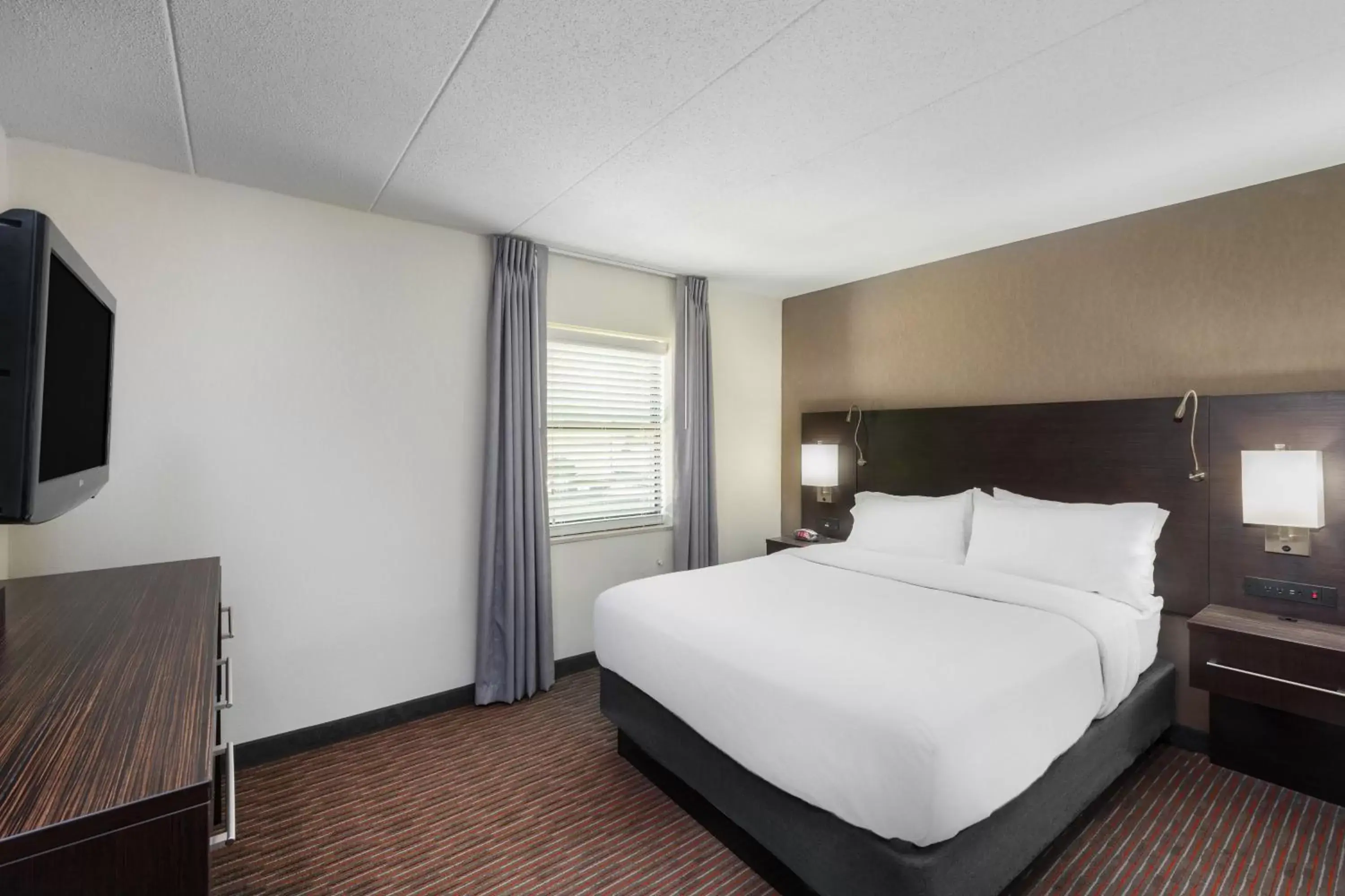 Family Room with One Queen Bed and Two Full Beds - Non-Smoking in Holiday Inn At Six Flags Saint Louis, an IHG Hotel