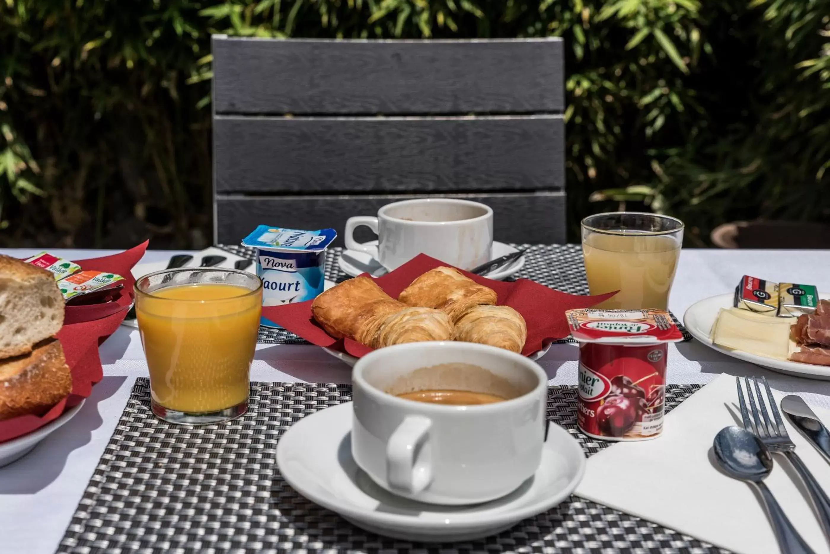 Continental breakfast in Hôtel La Réserve de Brive