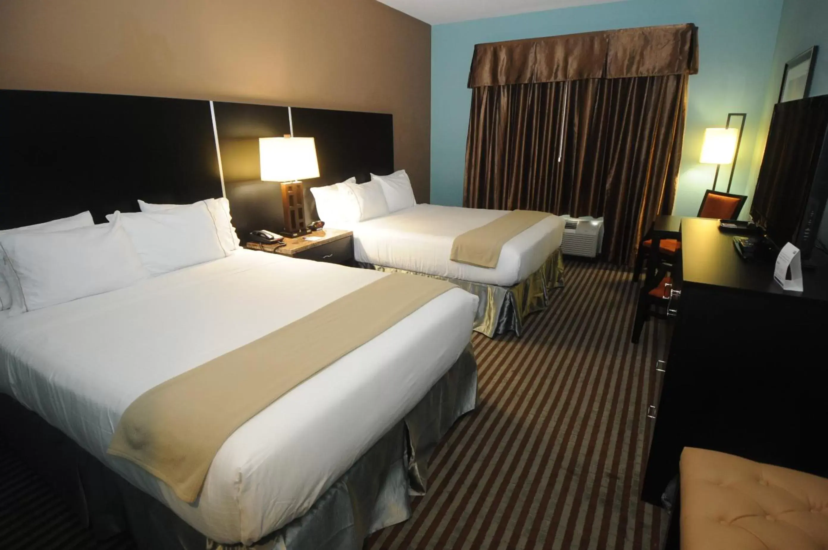 Photo of the whole room, Bed in Holiday Inn Express Somerset, an IHG Hotel