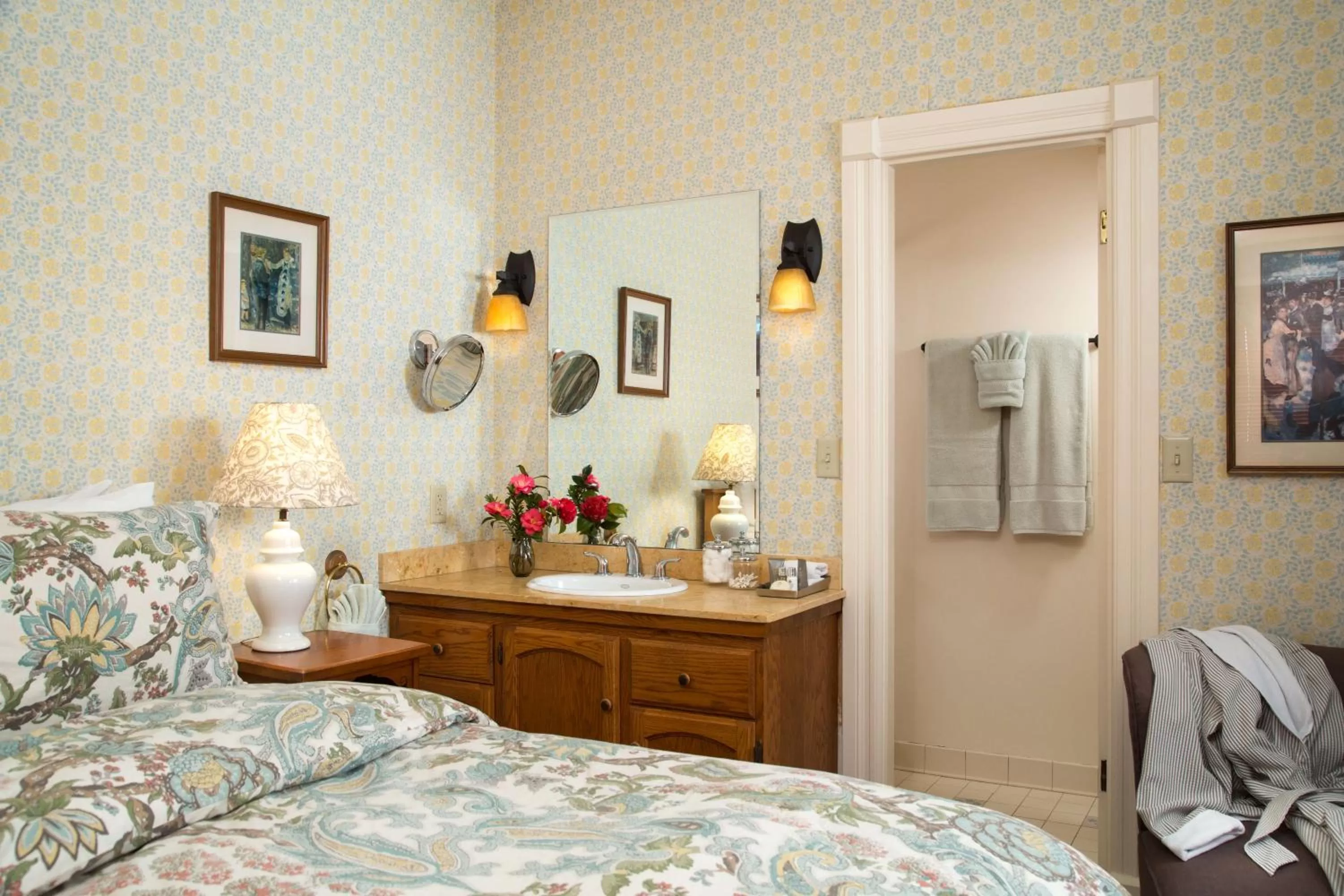 Bed in Cheshire Cat Inn & Cottages