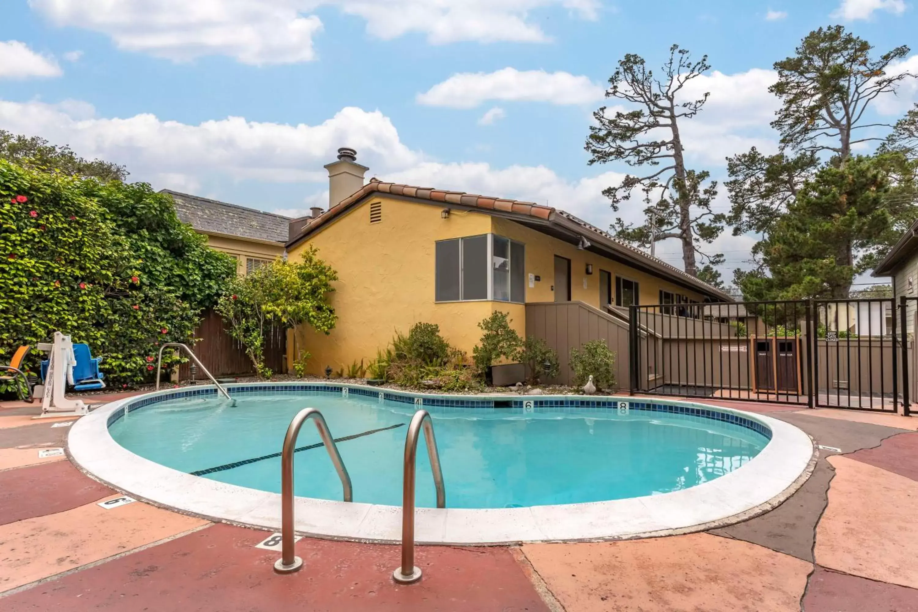 Pool view, Swimming Pool in Best Western Carmel's Town House Lodge