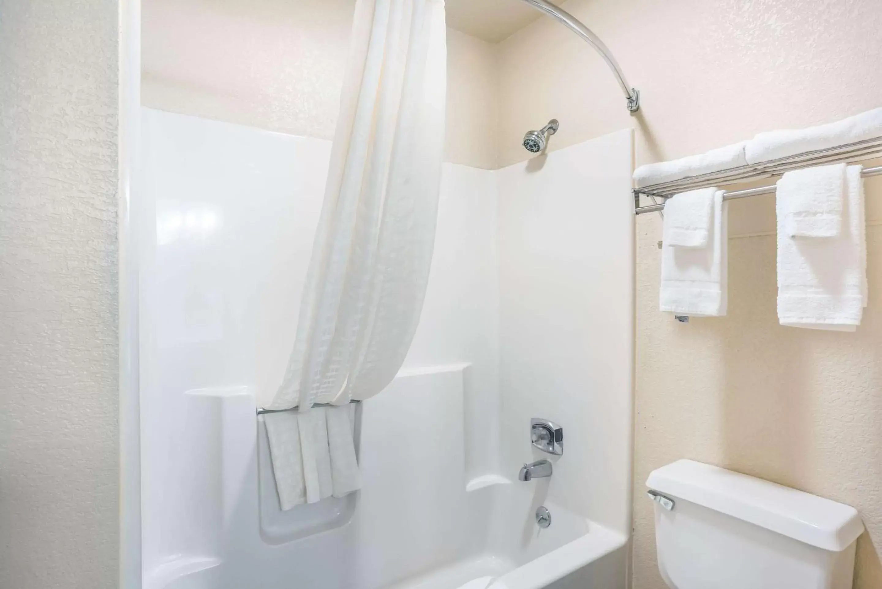 Bathroom in Quality Inn Cedar Rapids South