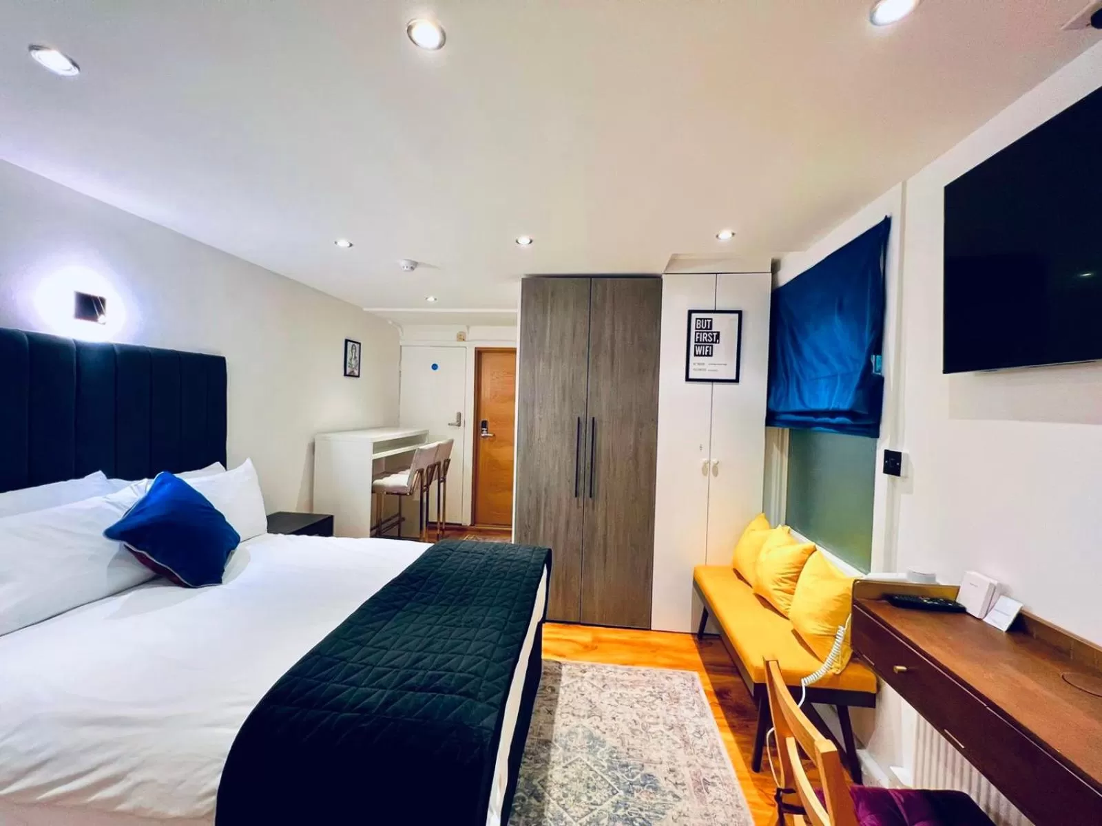 Bed in Cambridge House Hotel