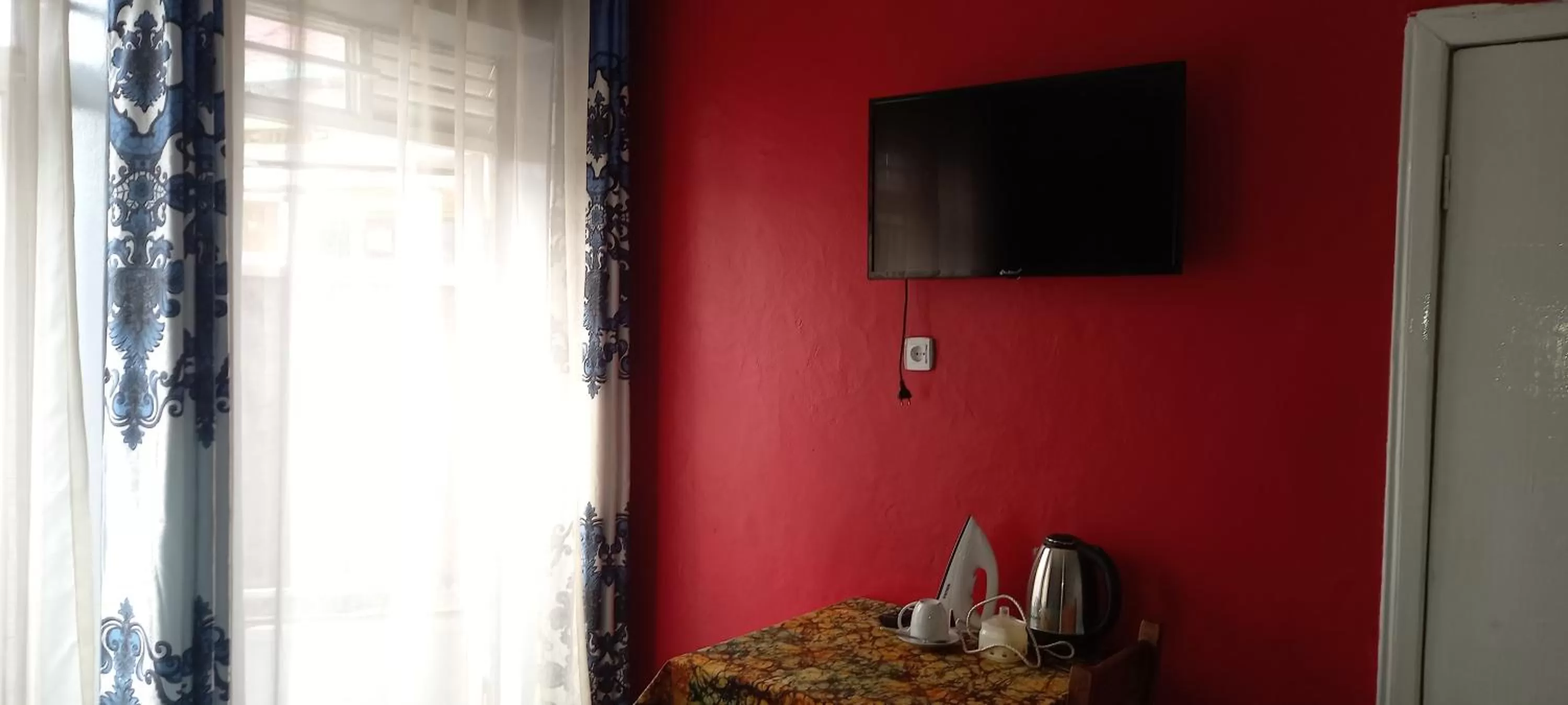 TV/Entertainment Center in Tommy's Budget Rooms