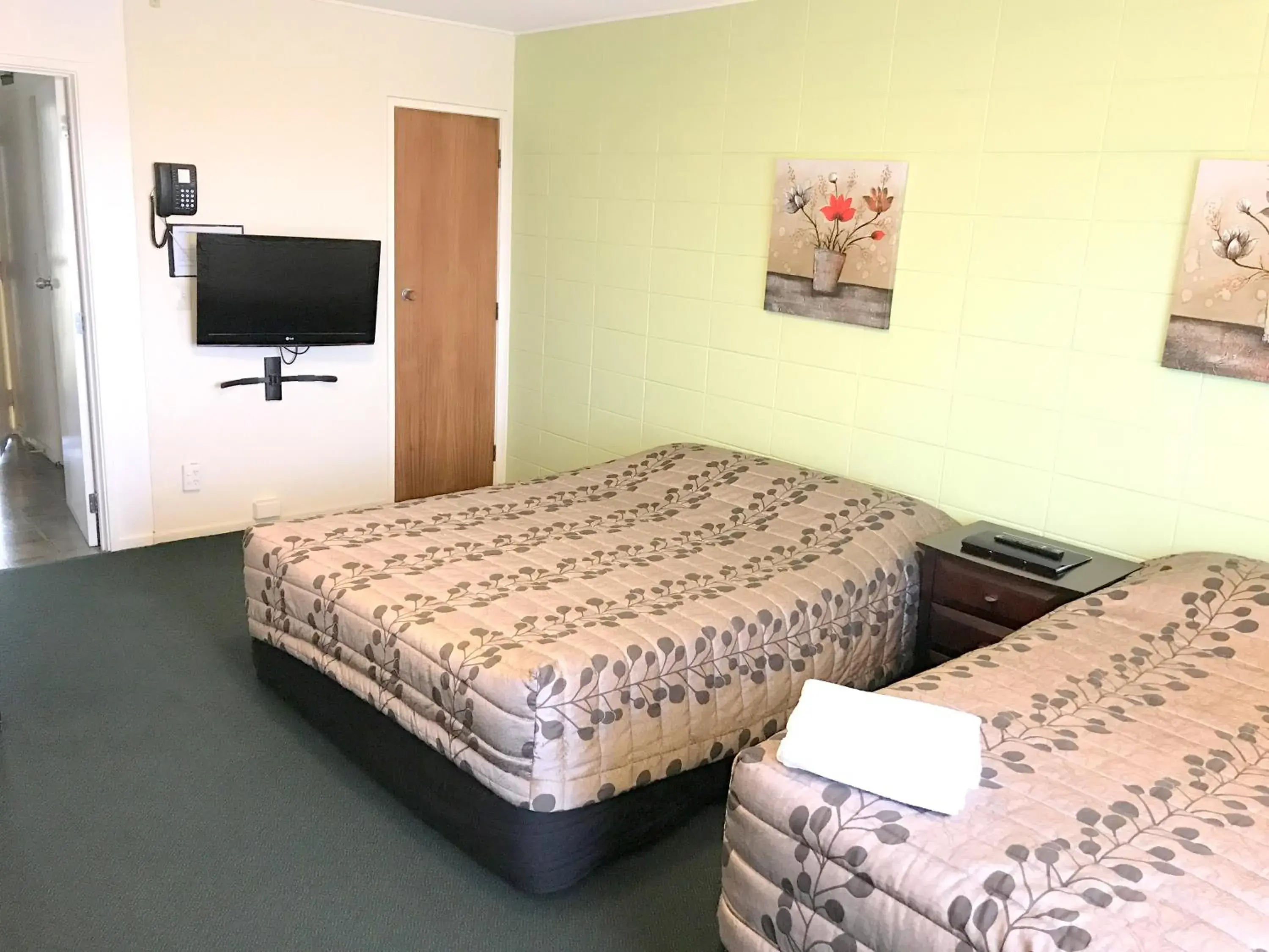 Bedroom in Greenview Motel