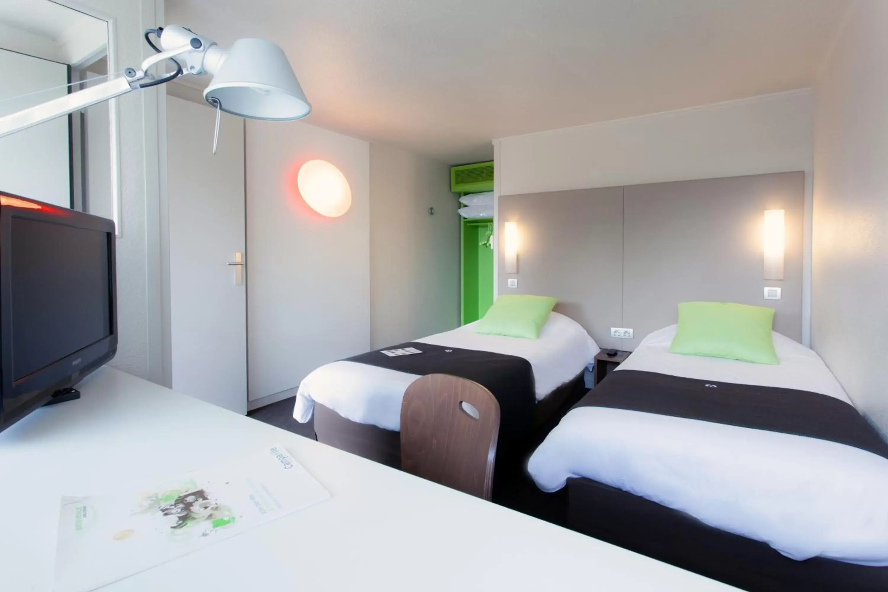 TV and multimedia, Bed in Campanile Saint-Malo ~ Saint-Jouan-Des-Guerets