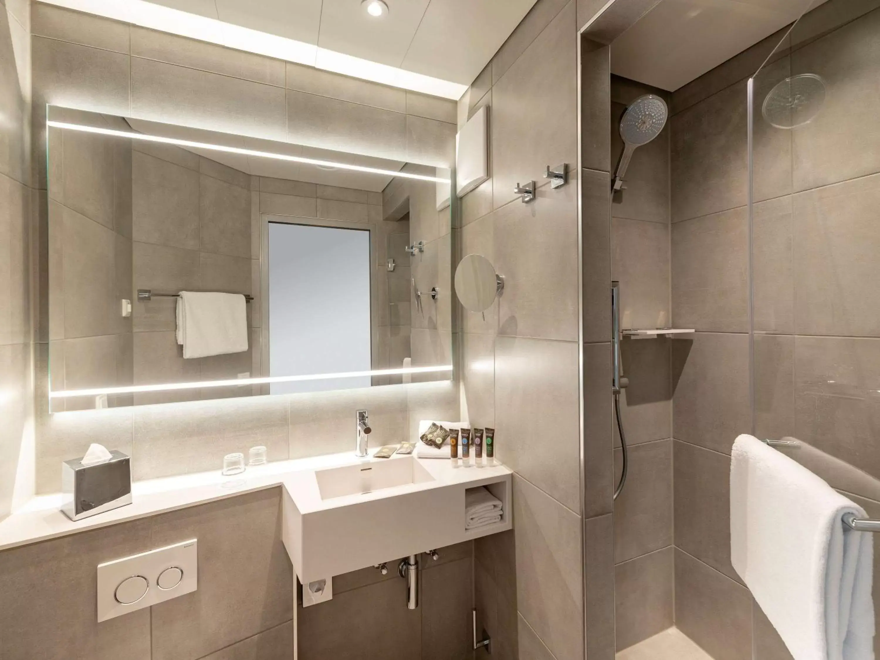Photo of the whole room, Bathroom in Novotel München Messe