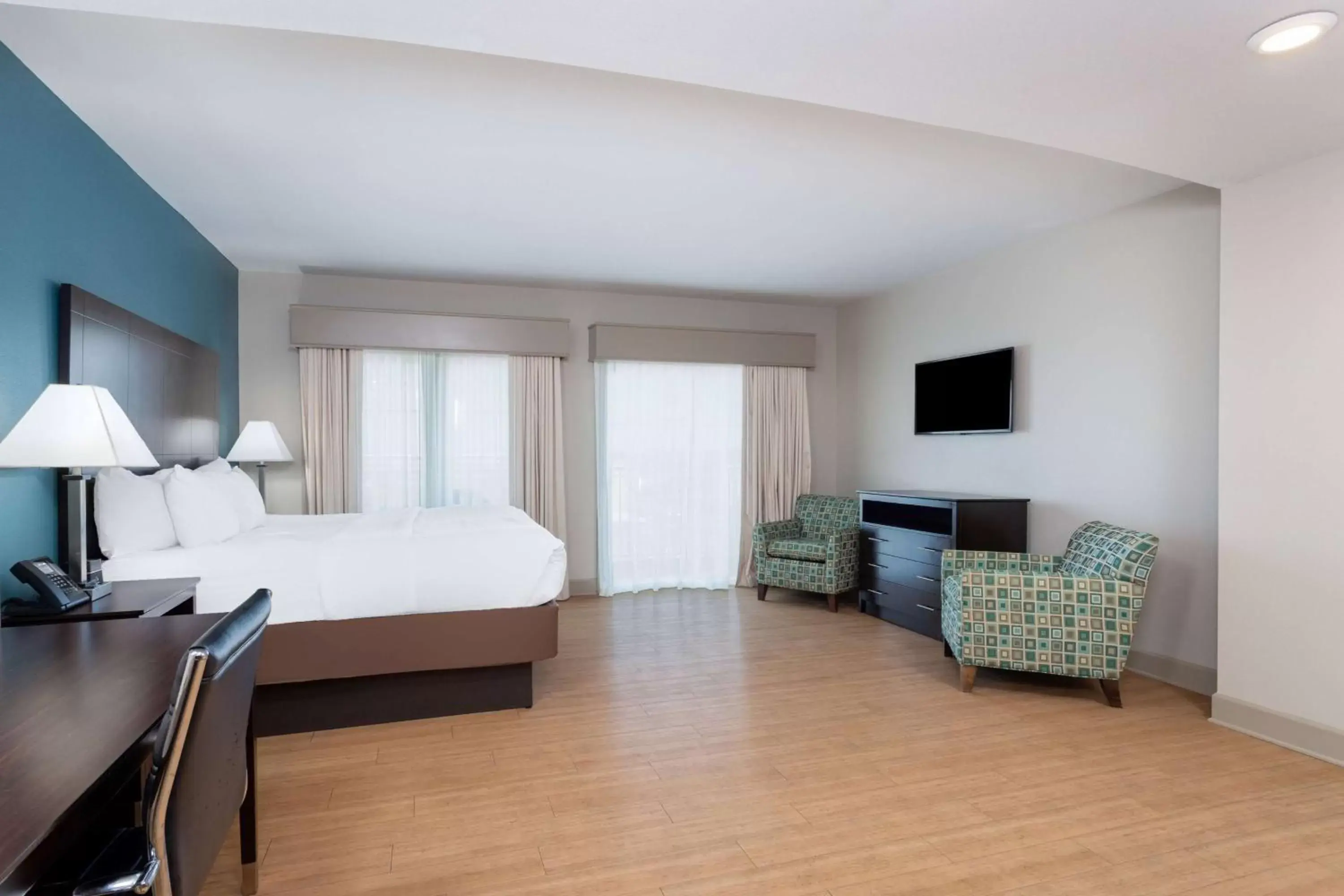 Bedroom, TV/Entertainment Center in La Quinta by Wyndham Ocean City