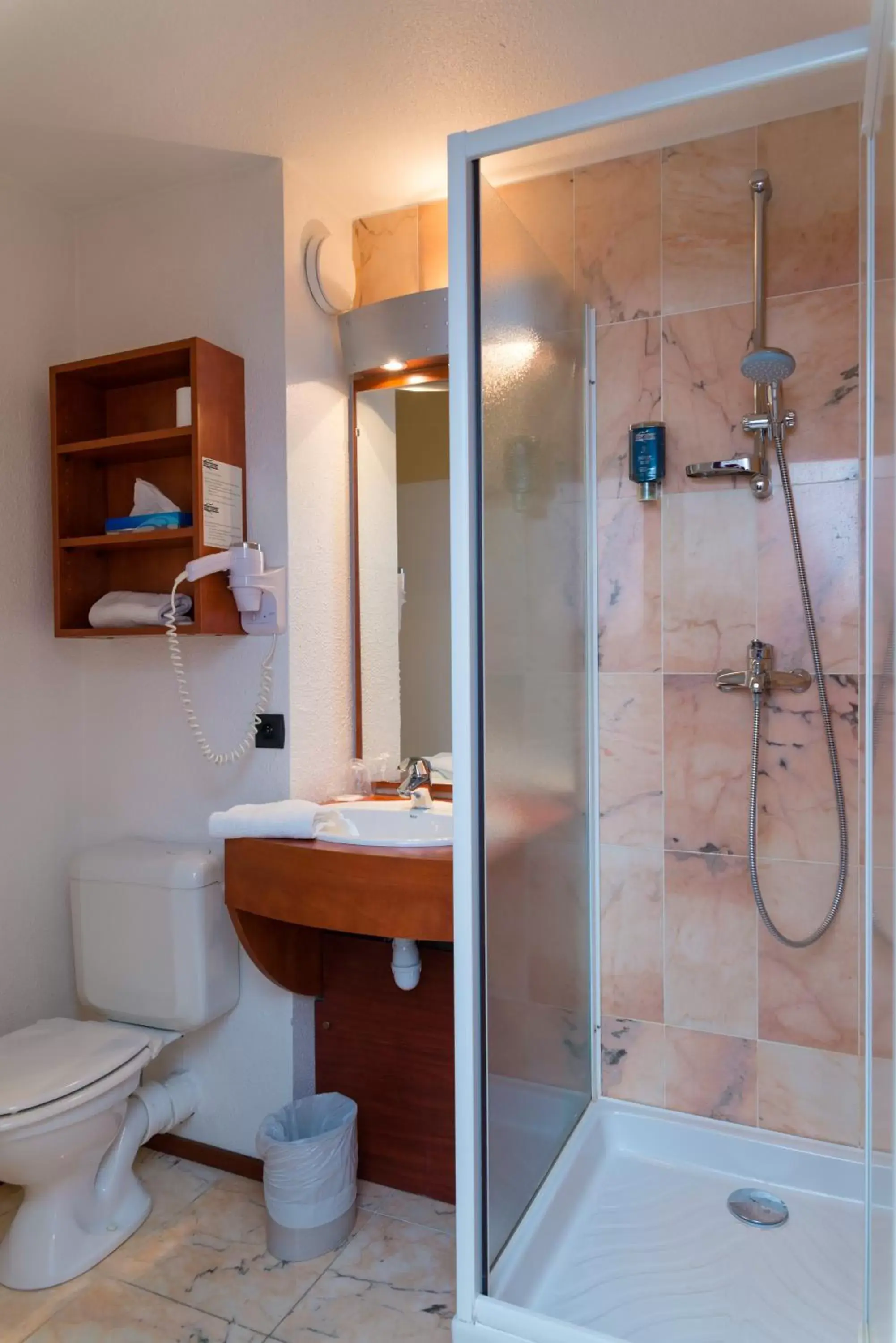 On site, Bathroom in Brit Hotel Rennes St Grégoire – Le Villeneuve