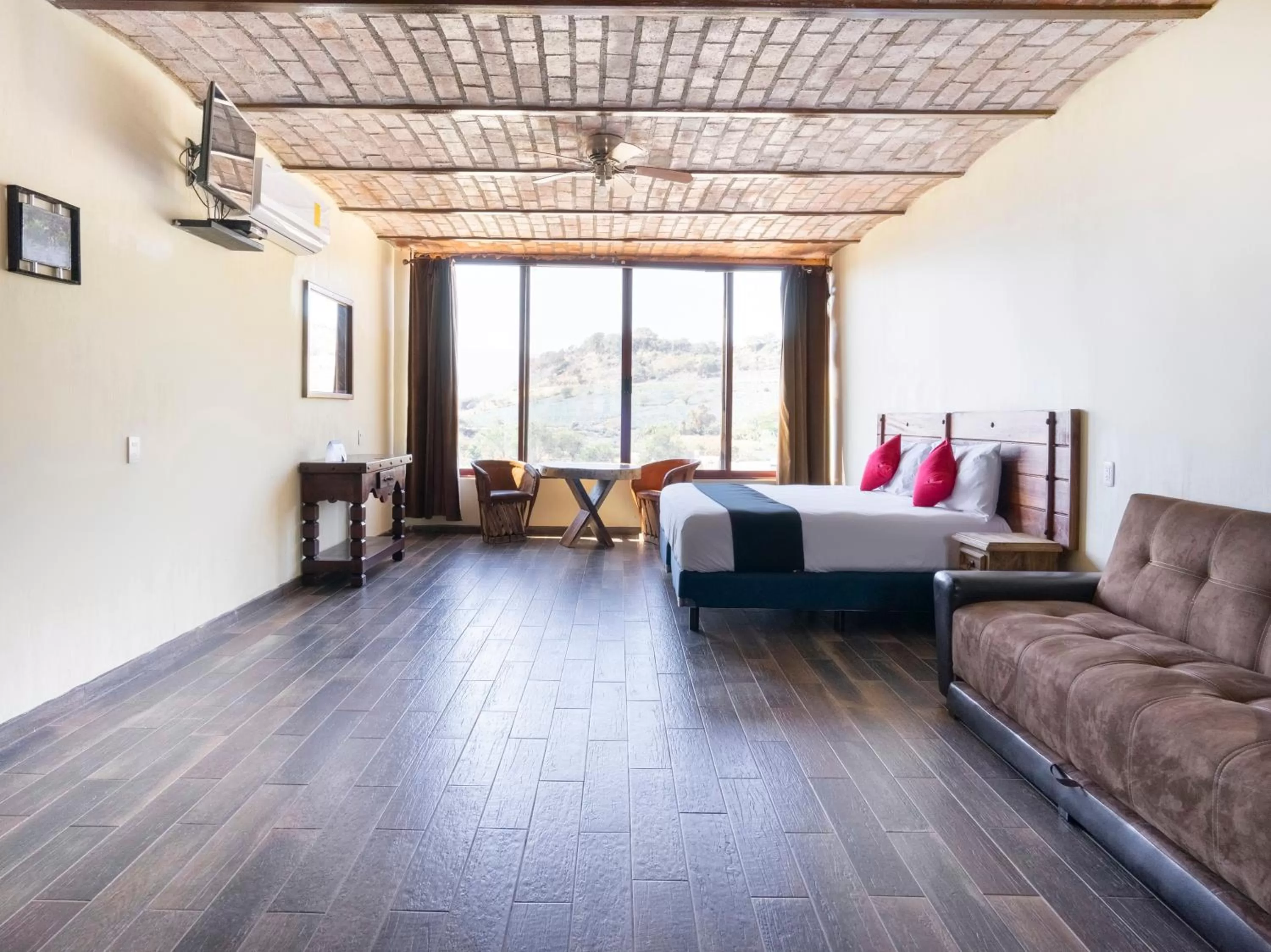 Photo of the whole room in Capital O Hotel Posada Terraza, Tequila Jalisco