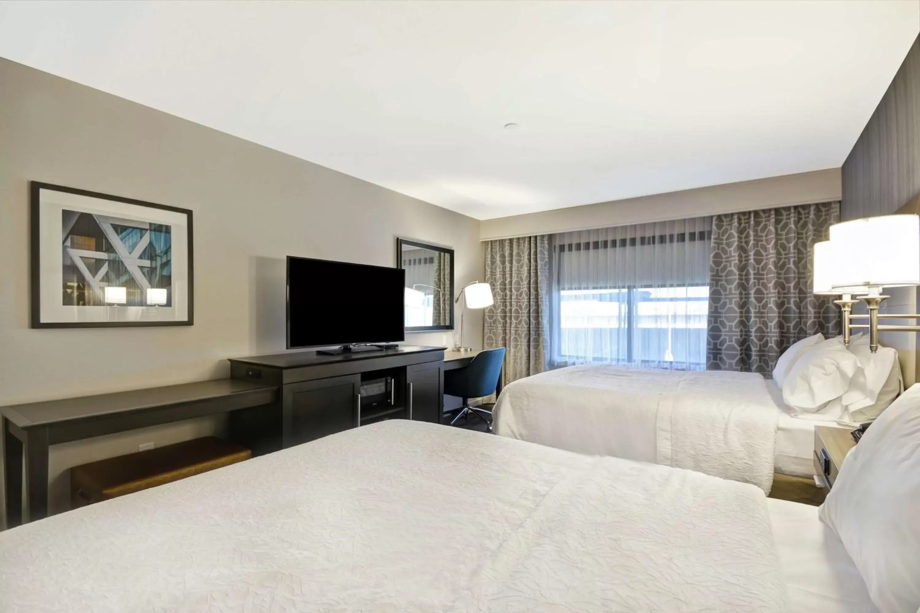 Bedroom in Hampton Inn & Suites Los Angeles Burbank Airport