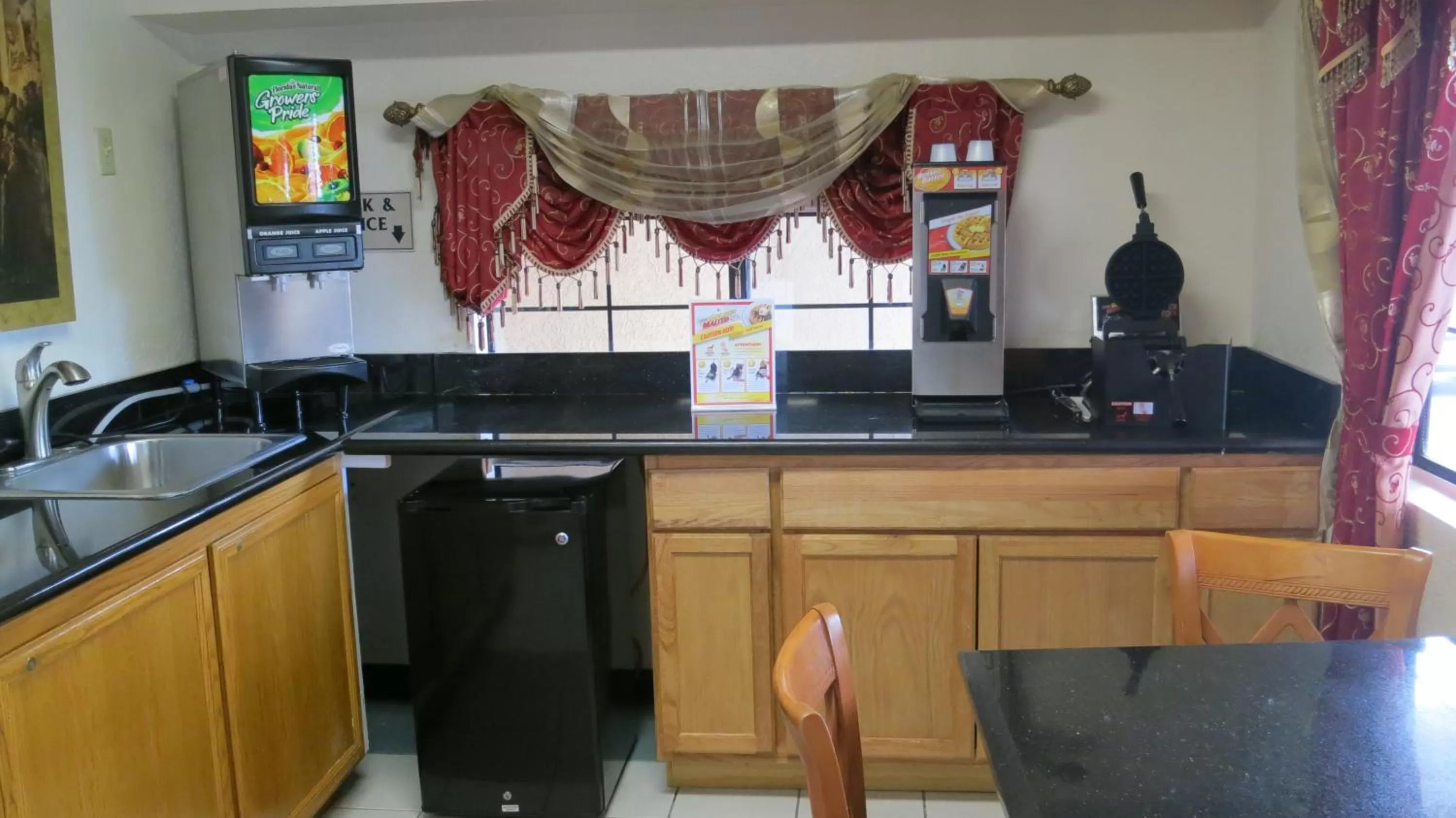 Kitchen or kitchenette in Calimesa Inn