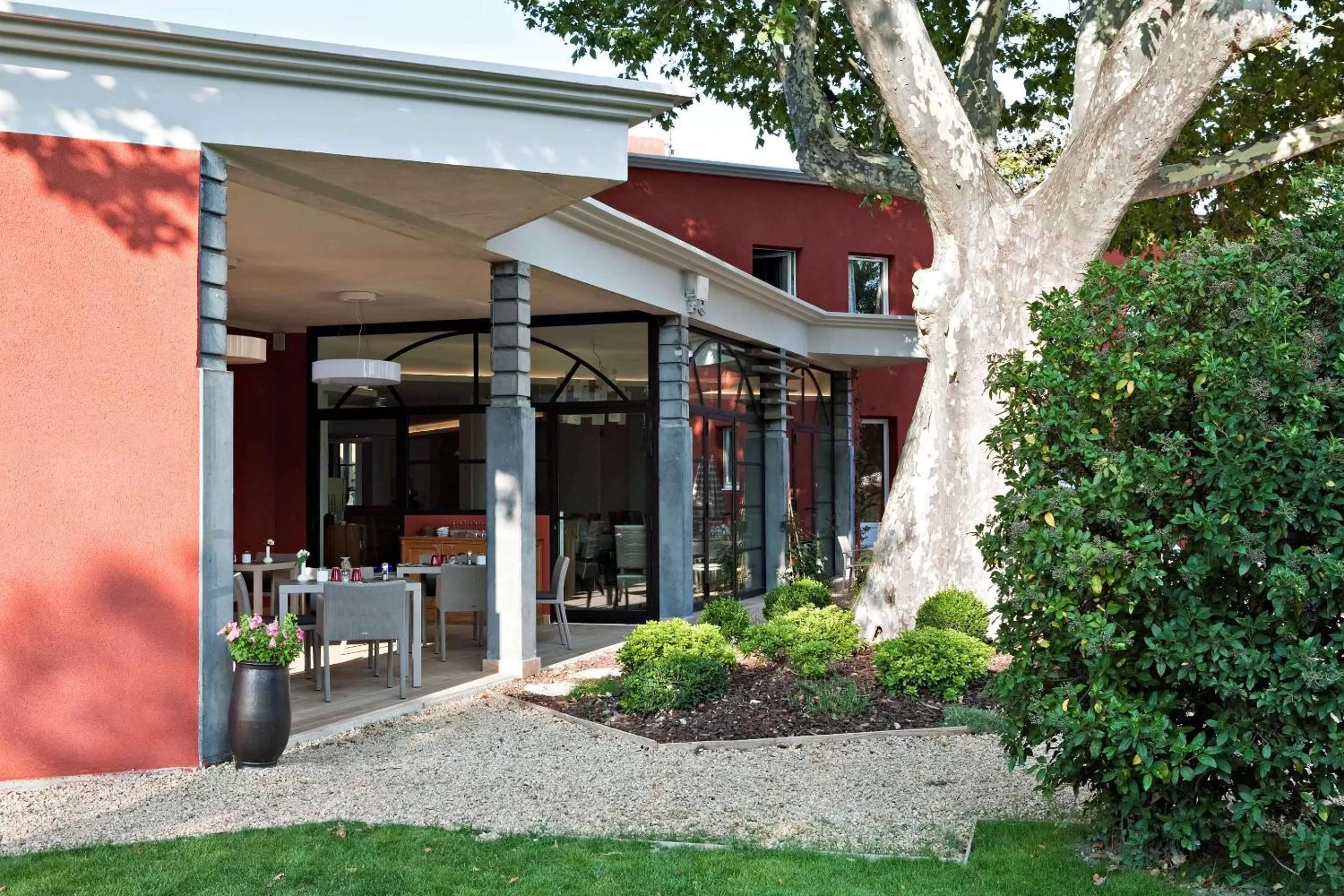 Restaurant/places to eat in Best Western Plus Le Lavarin