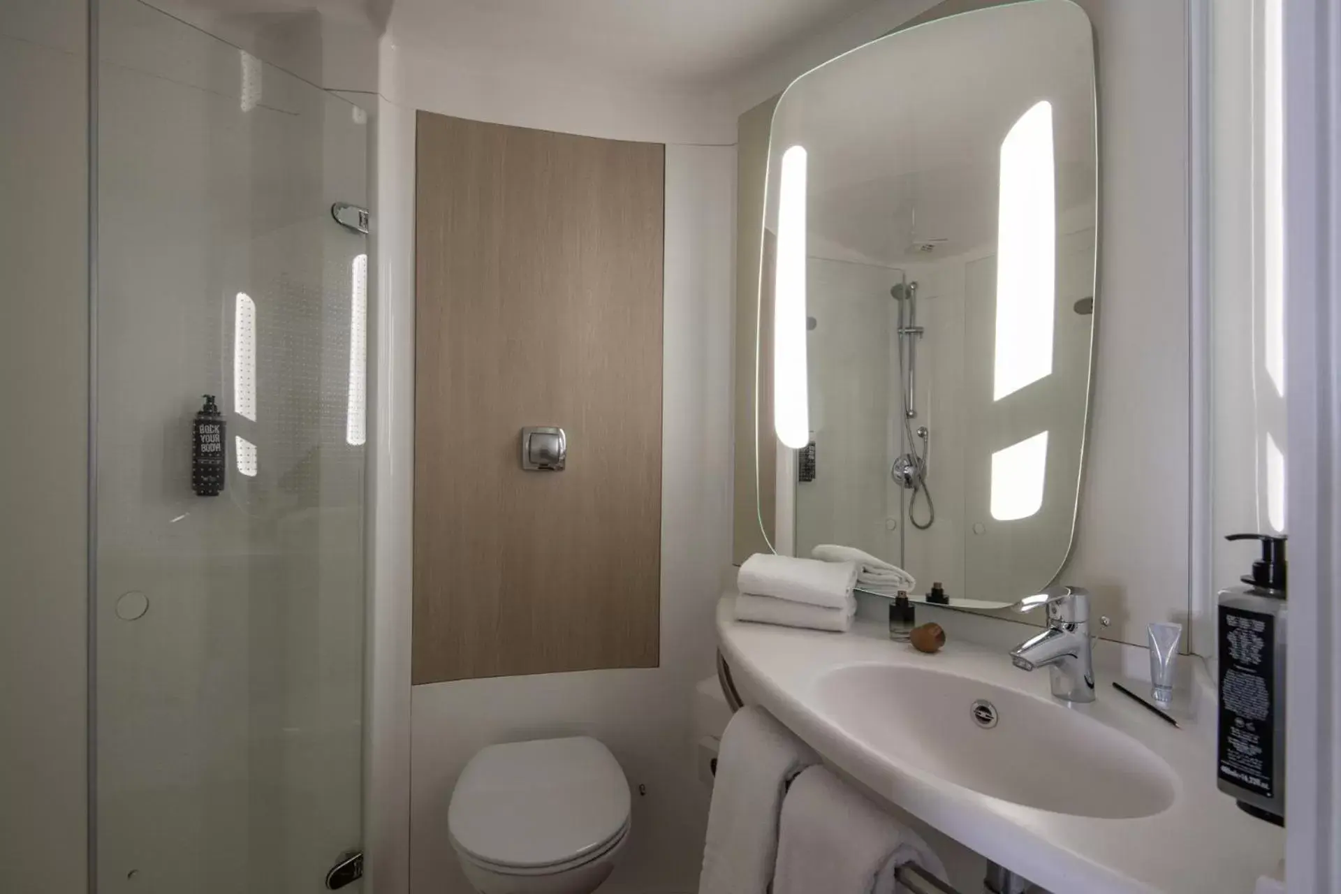 Bathroom in ibis Golfe de Saint-Tropez