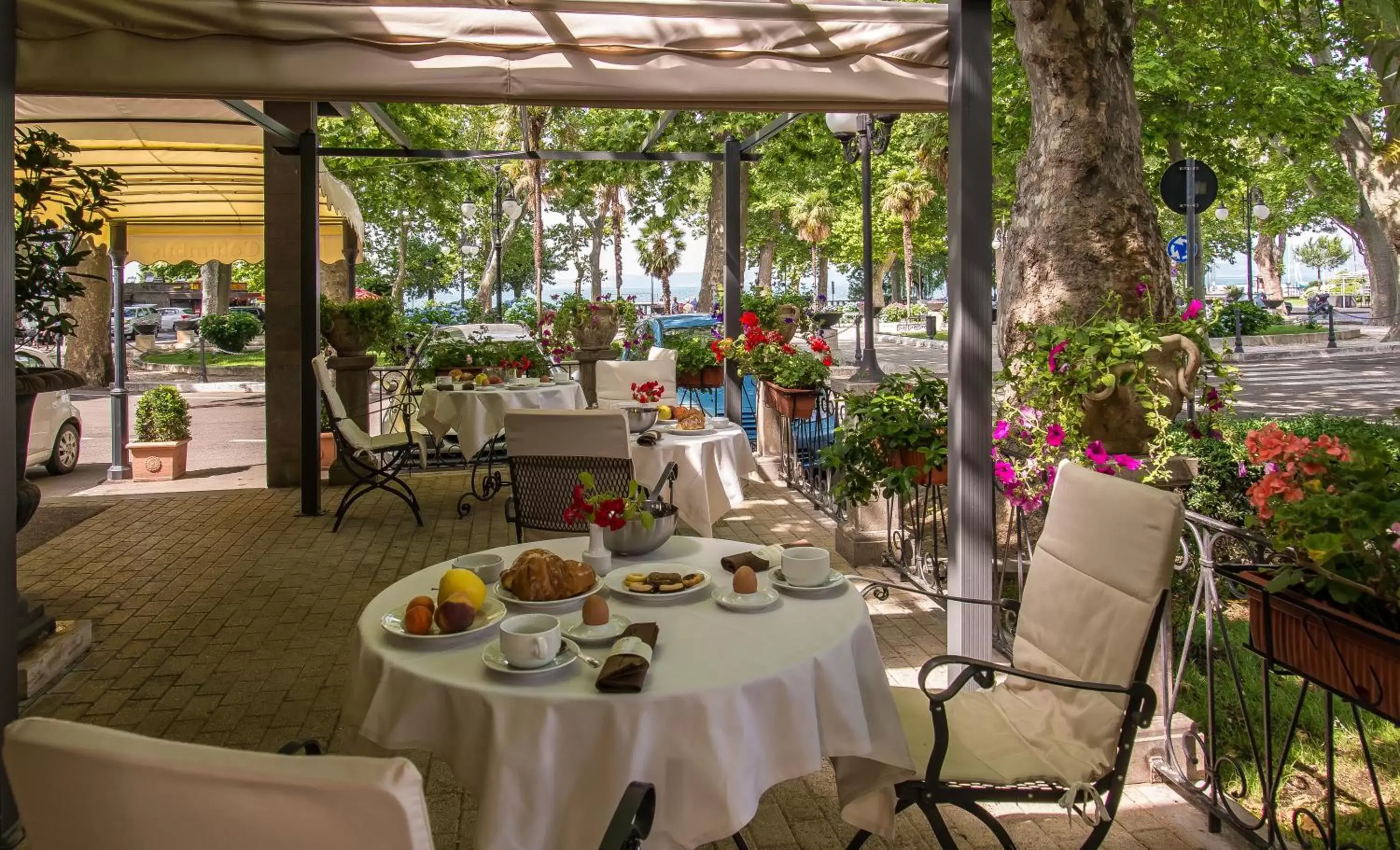 Day, Restaurant/Places to Eat in Hotel Columbus sul Lago