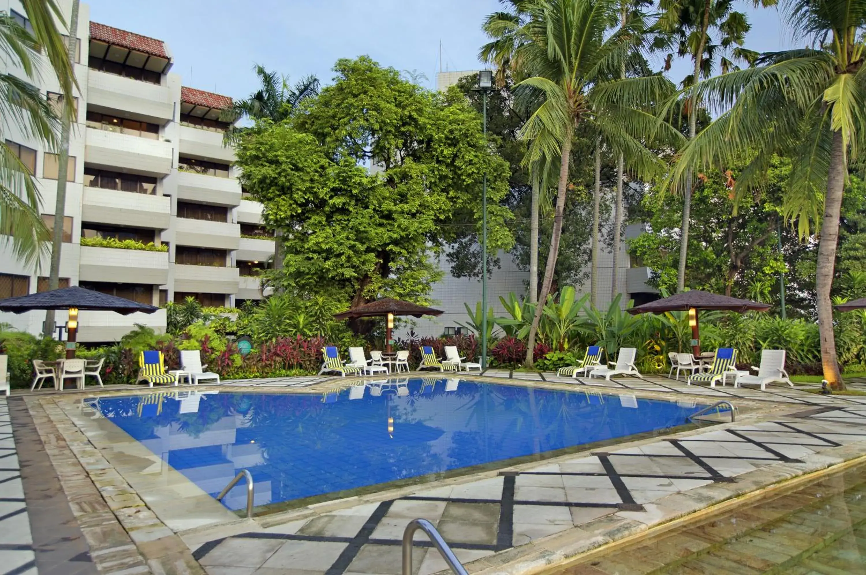Swimming pool in Hotel Borobudur Jakarta Swimming pool in Hotel Borobudur Jakarta