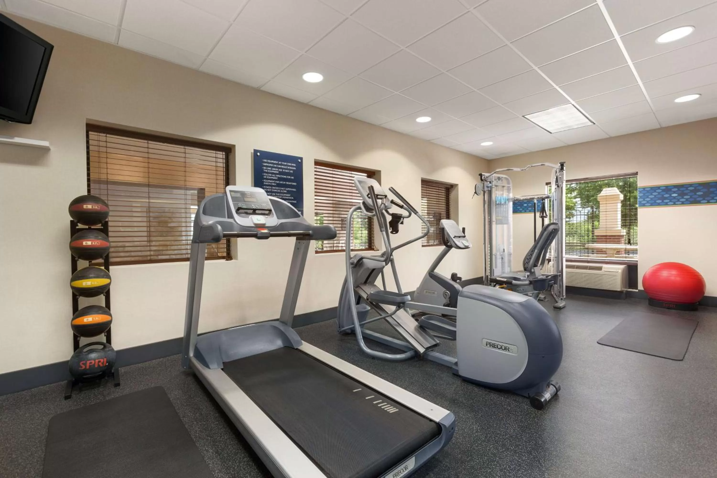 Fitness centre/facilities in Hampton Inn & Suites by Hilton Manchester Bedford