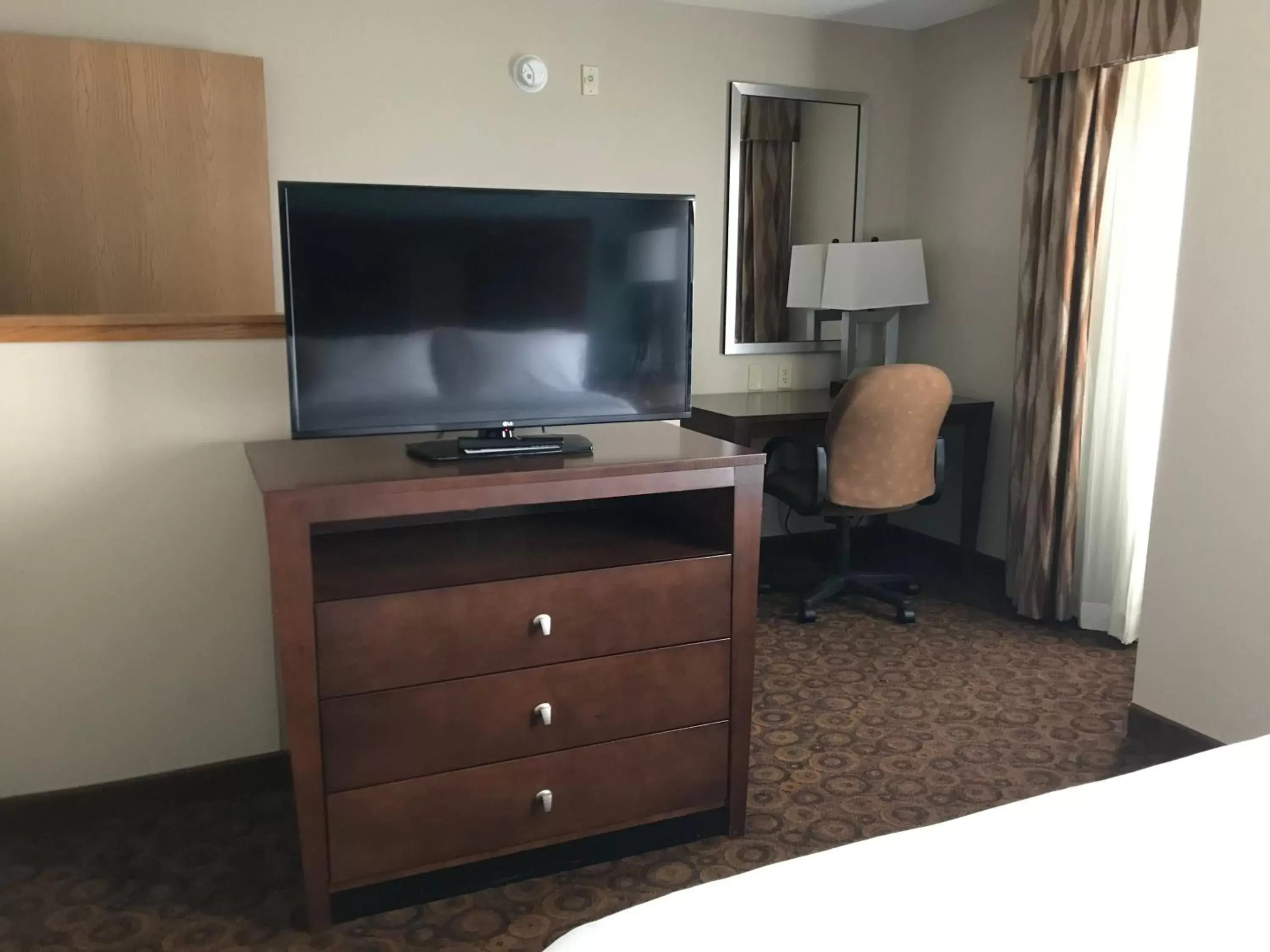 TV/Entertainment Center in Holiday Inn Express and Suites St. Cloud, an IHG Hotel