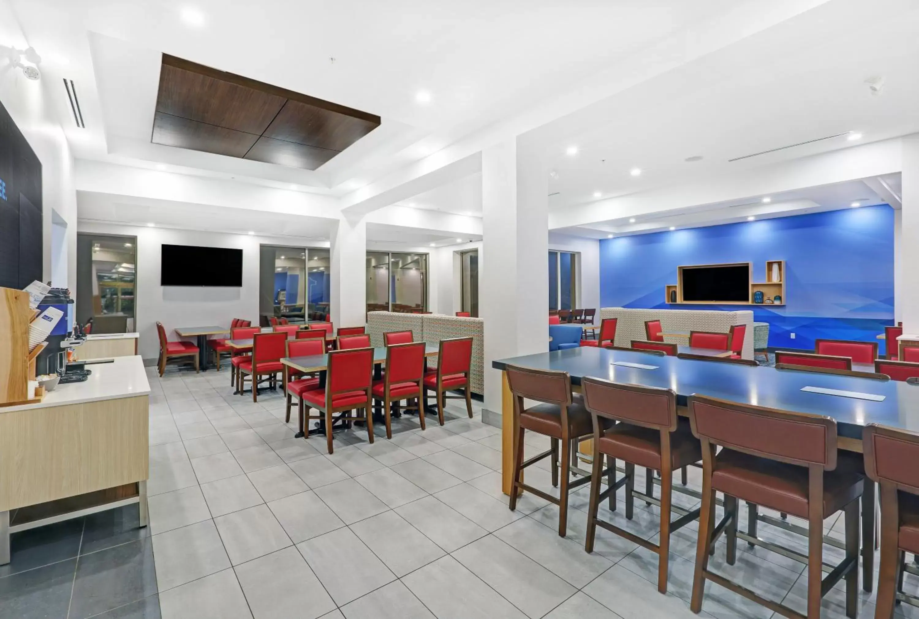 Breakfast, Restaurant/Places to Eat in Holiday Inn Express Hotel & Suites - Woodstock, an IHG Hotel