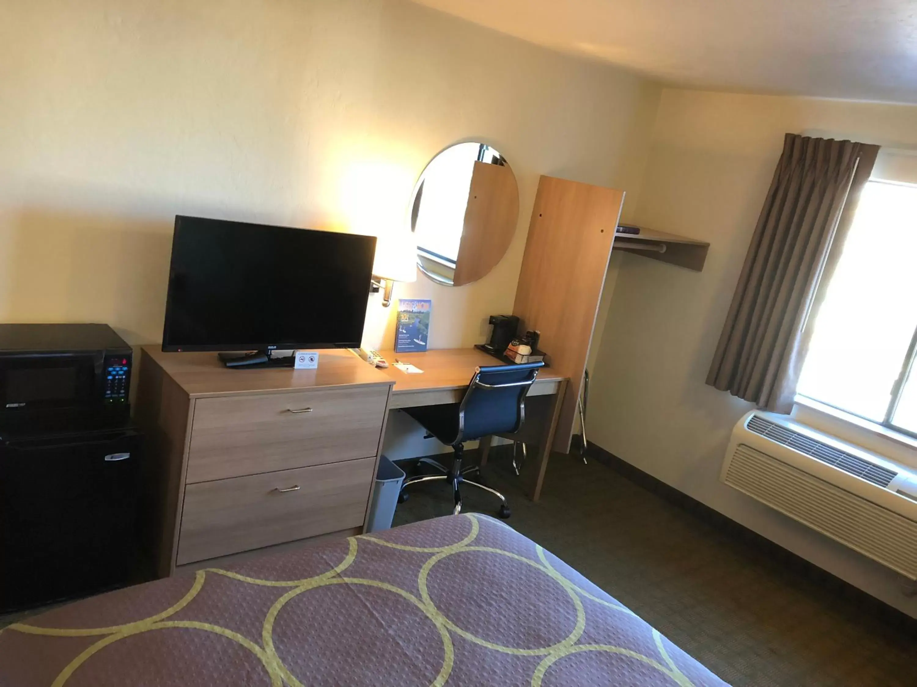 Bedroom, TV/Entertainment Center in Super 8 by Wyndham Bend