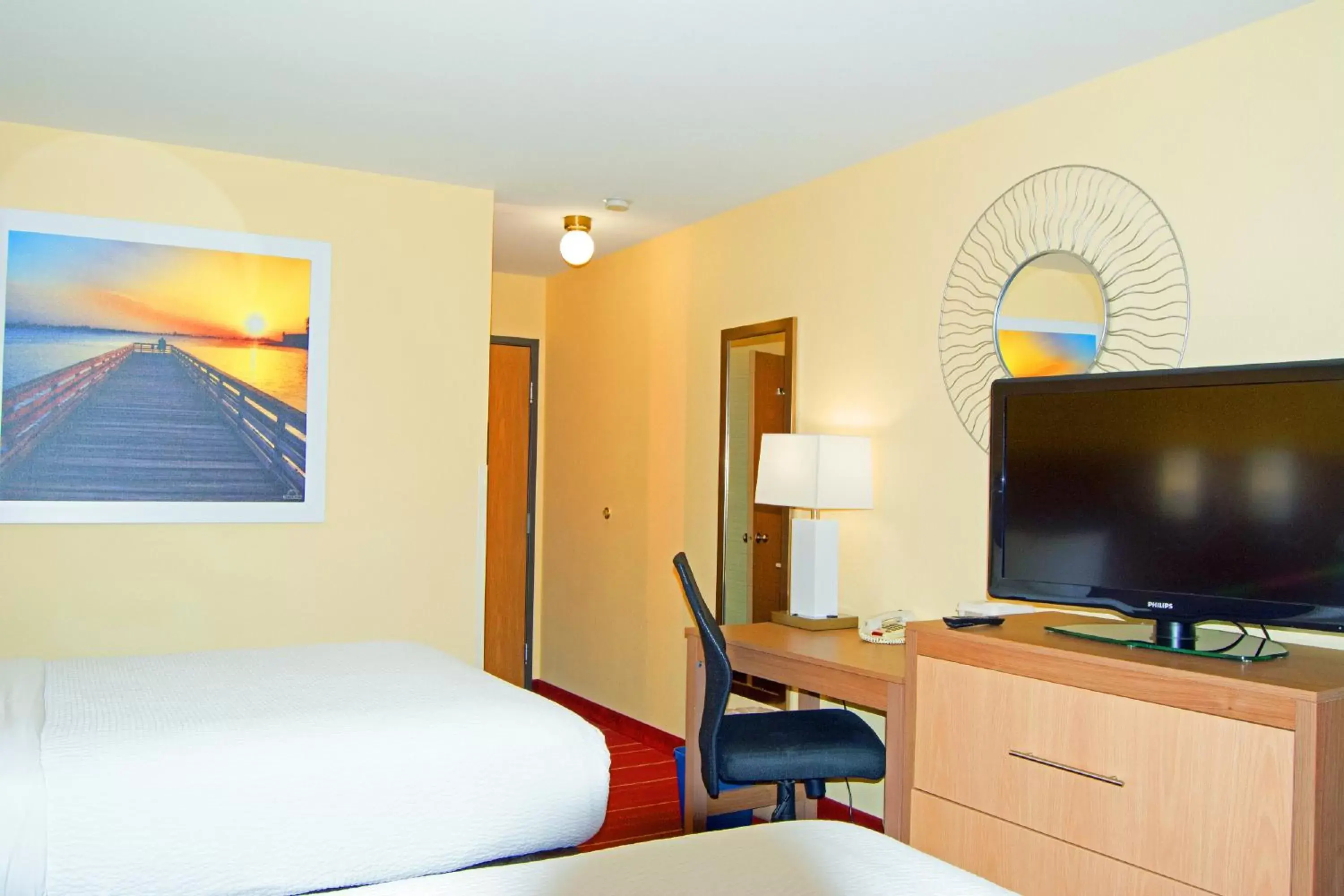 Bedroom, TV/Entertainment Center in Days Inn by Wyndham Marquette