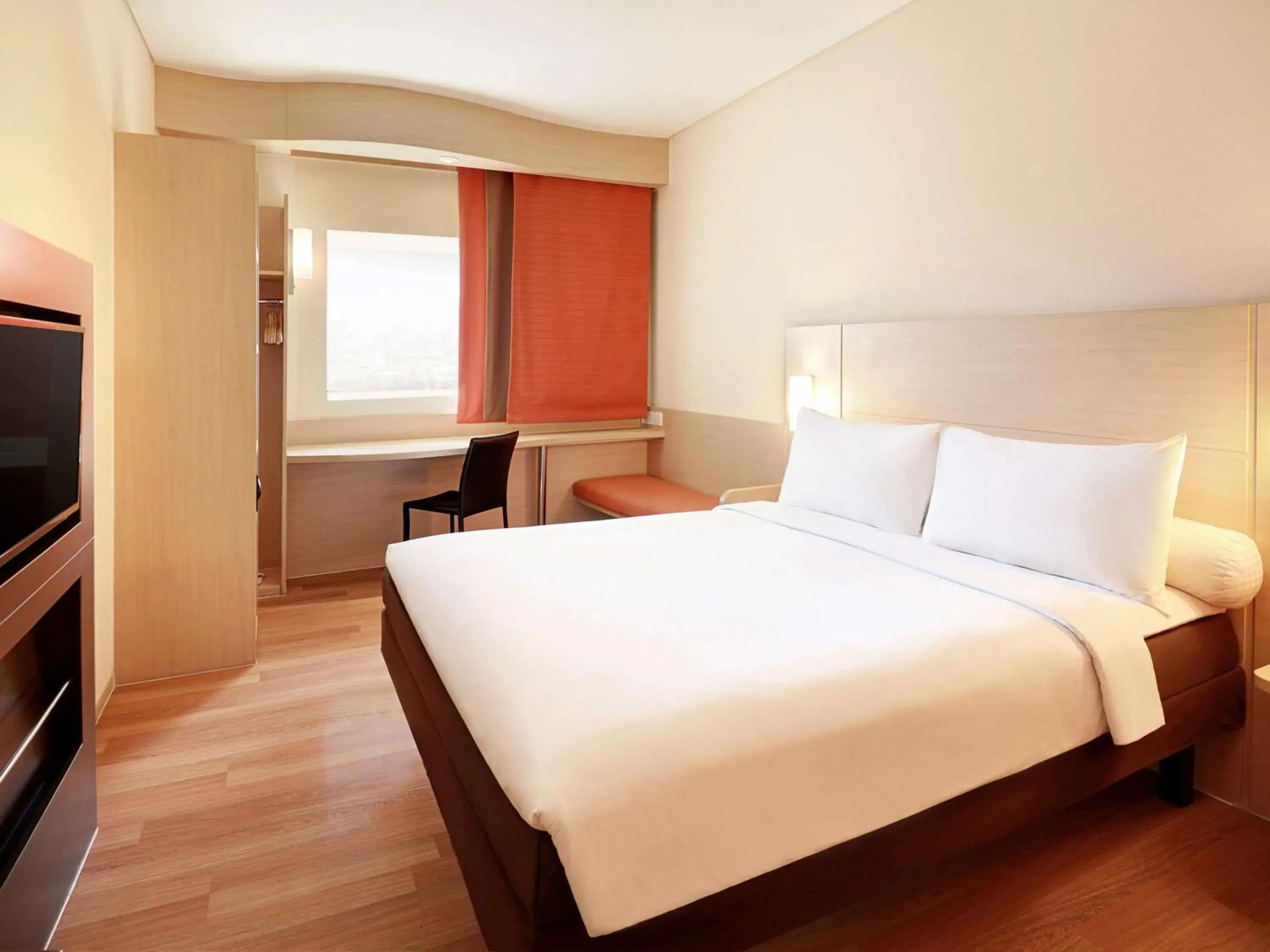 Photo of the whole room, Bed in Ibis Jakarta Harmoni