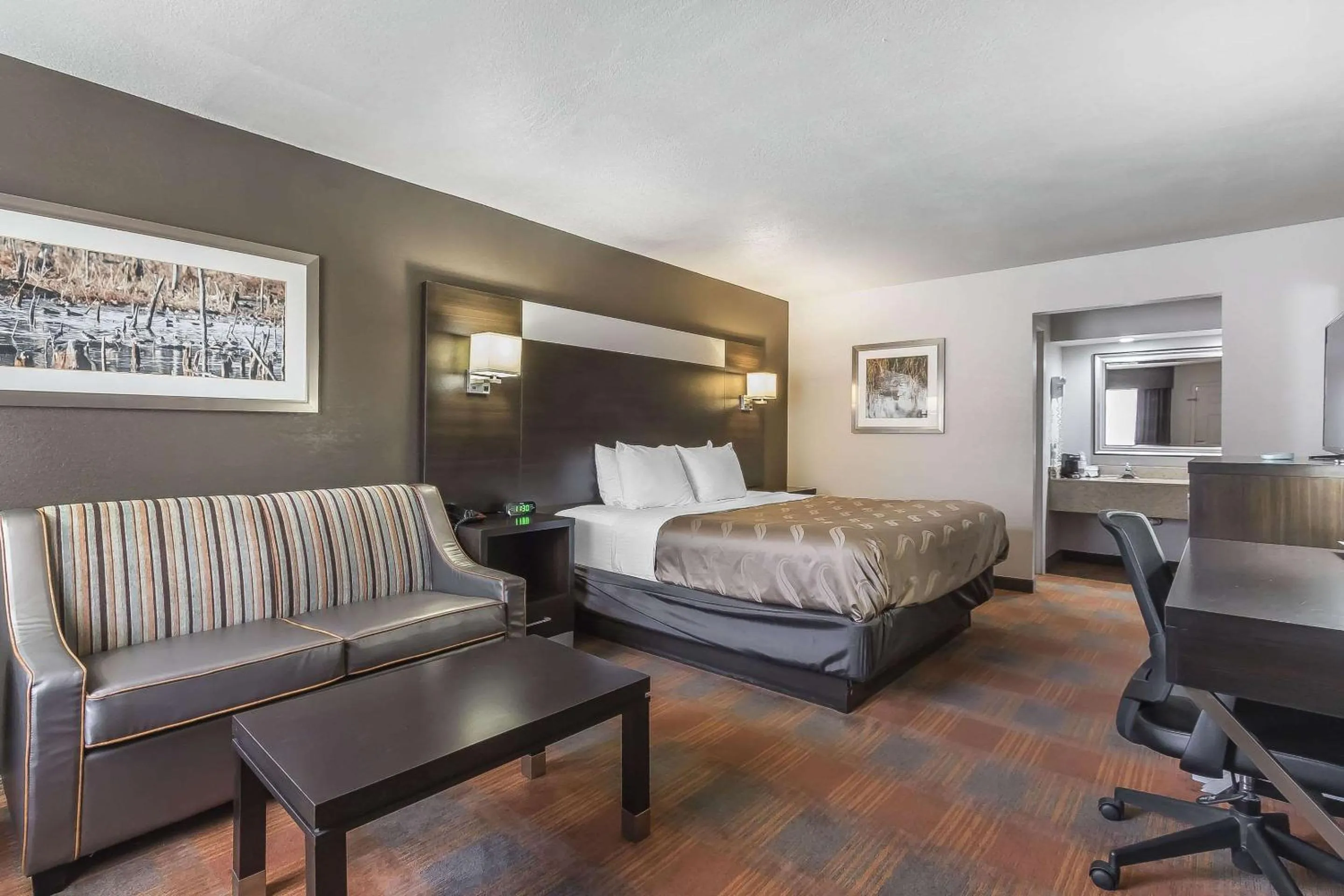 Photo of the whole room, Bed in Quality Inn & Suites Stuttgart North