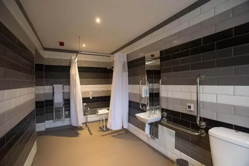 Shower, Bathroom in The Guildhall and Linen Exchange Wetherspoon