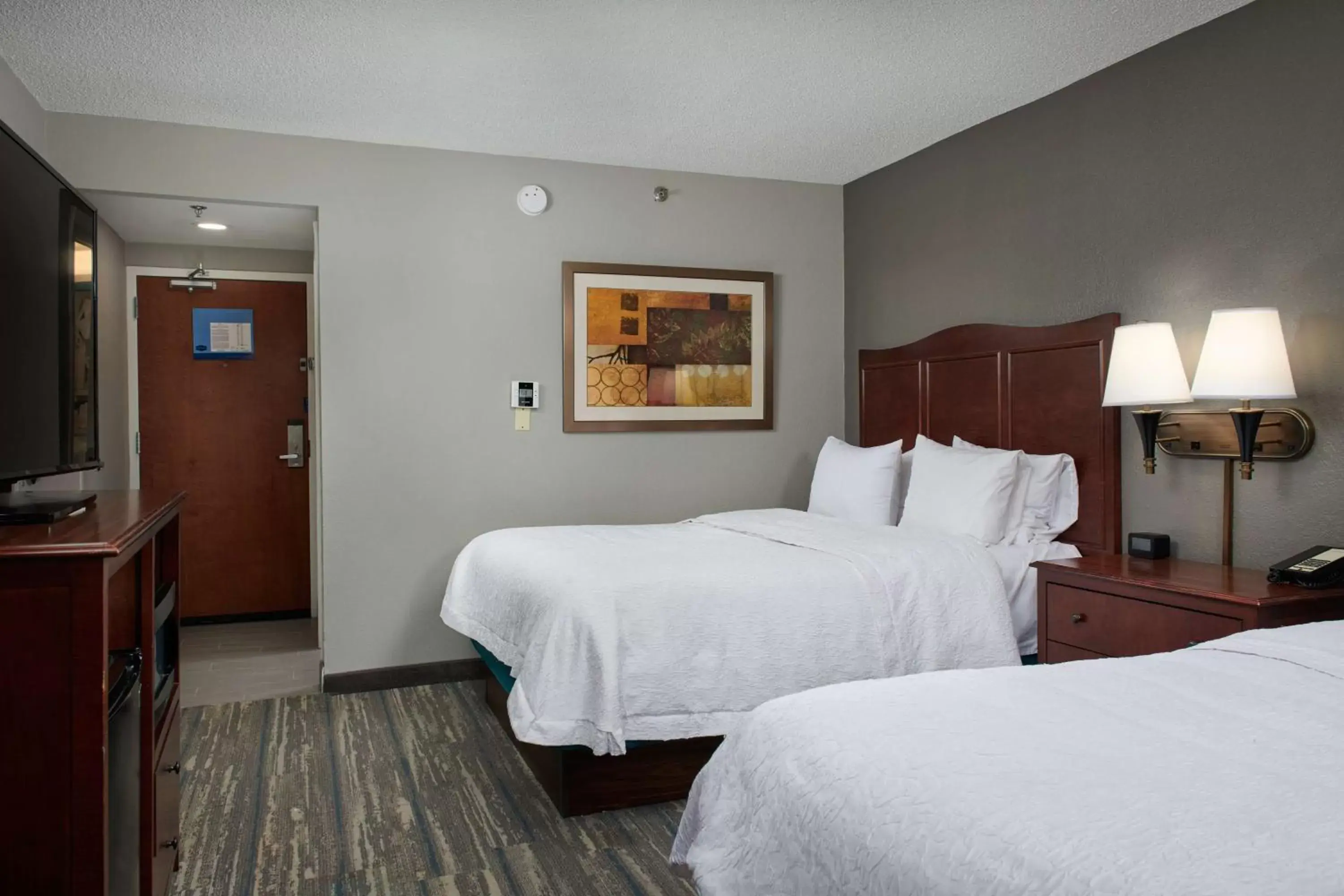 Bed in Hampton Inn Atlanta-Cumberland Mall/Cobb Galleria Area