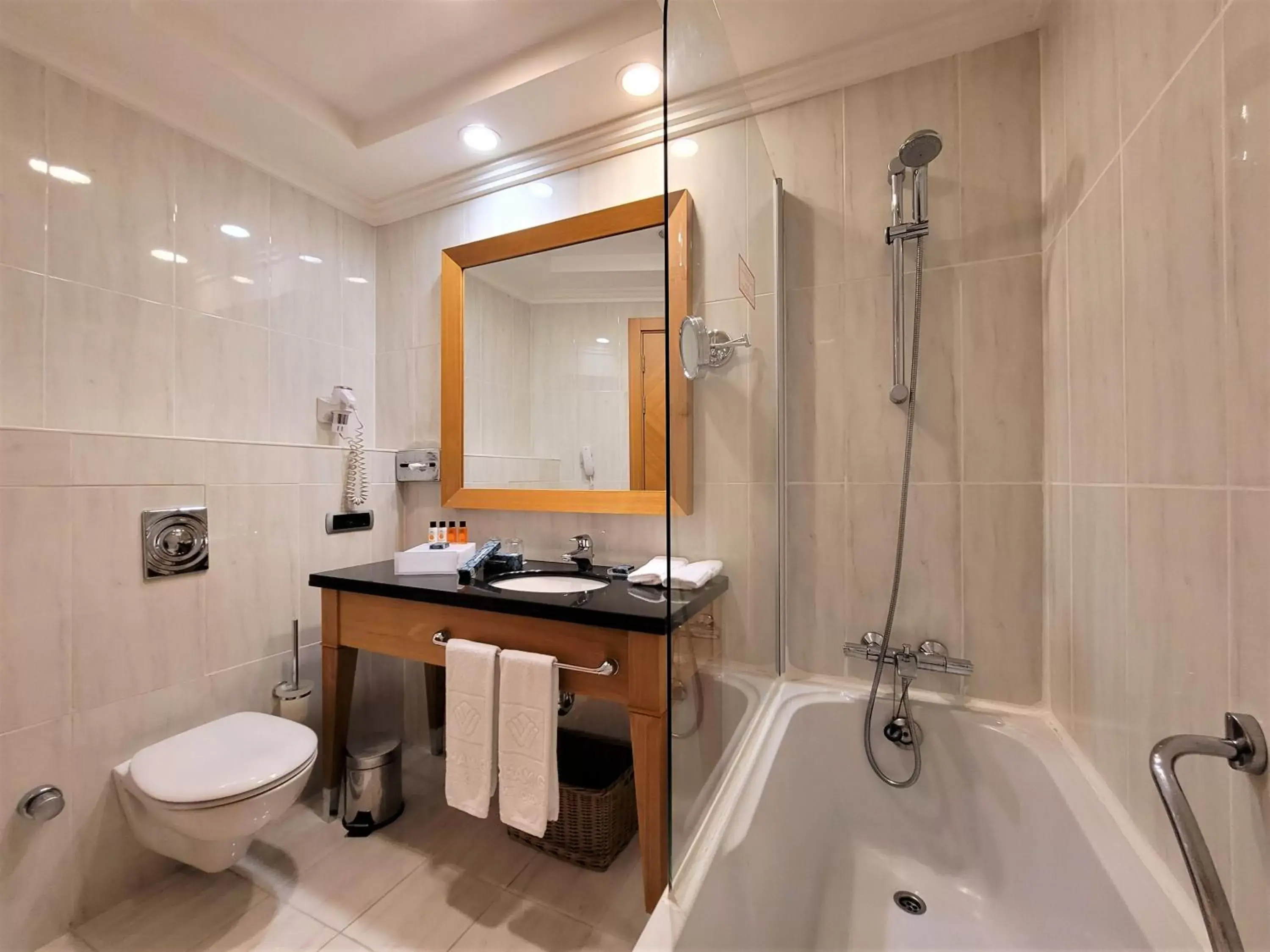 Standard King Room with Sea View - Non-Smoking in Wyndham Grand Izmir Ozdilek Thermal & Spa Standard King Room with Sea View - Non-Smoking in Wyndham Grand Izmir Ozdilek Thermal & Spa