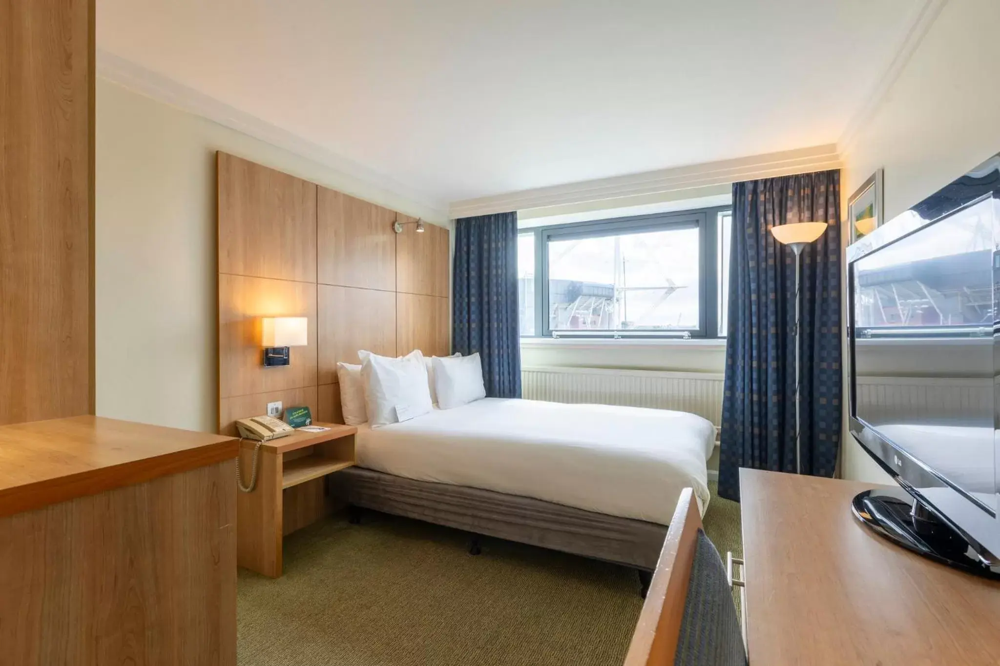 Photo of the whole room in Holiday Inn Cardiff City, an IHG Hotel