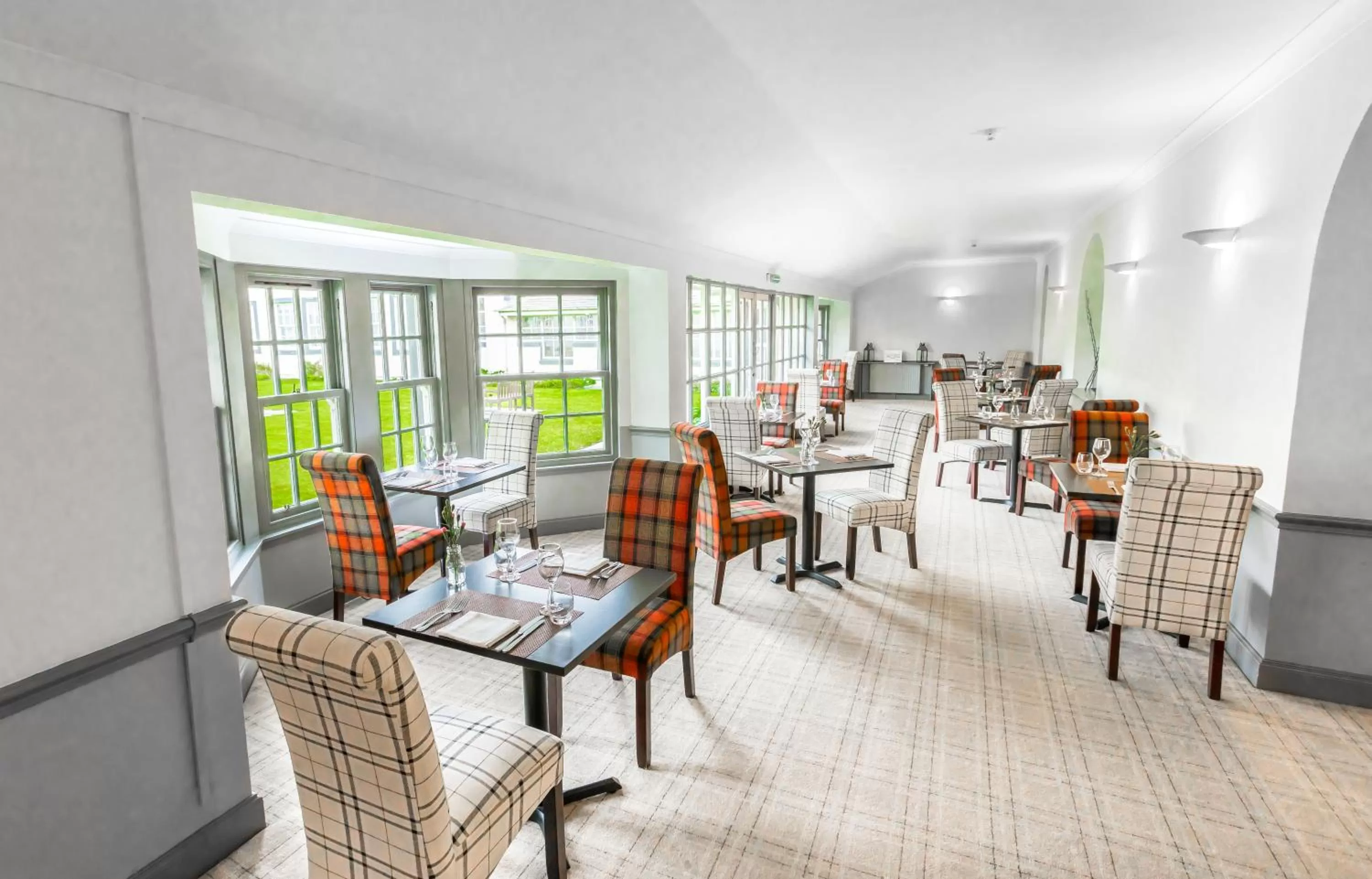 Restaurant/places to eat in Green Hotel