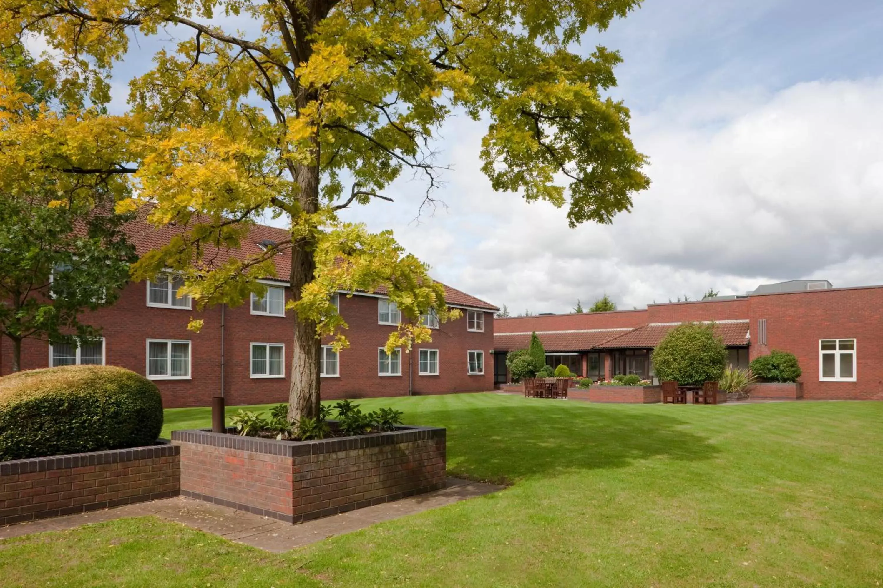 Garden, Property Building in Holiday Inn High Wycombe M40, Jct.4, an IHG Hotel