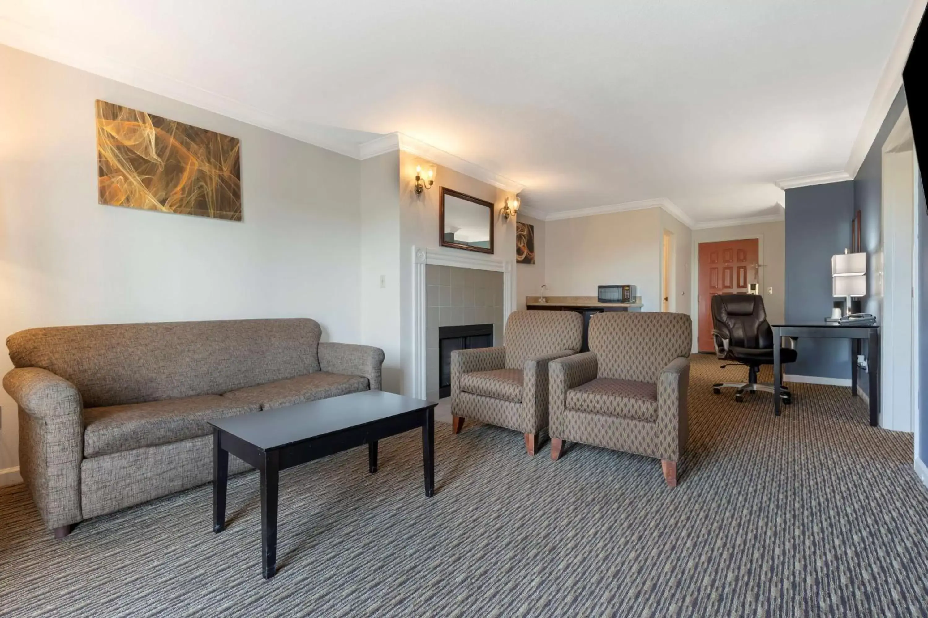 Photo of the whole room, Seating Area in Best Western Colonial Inn