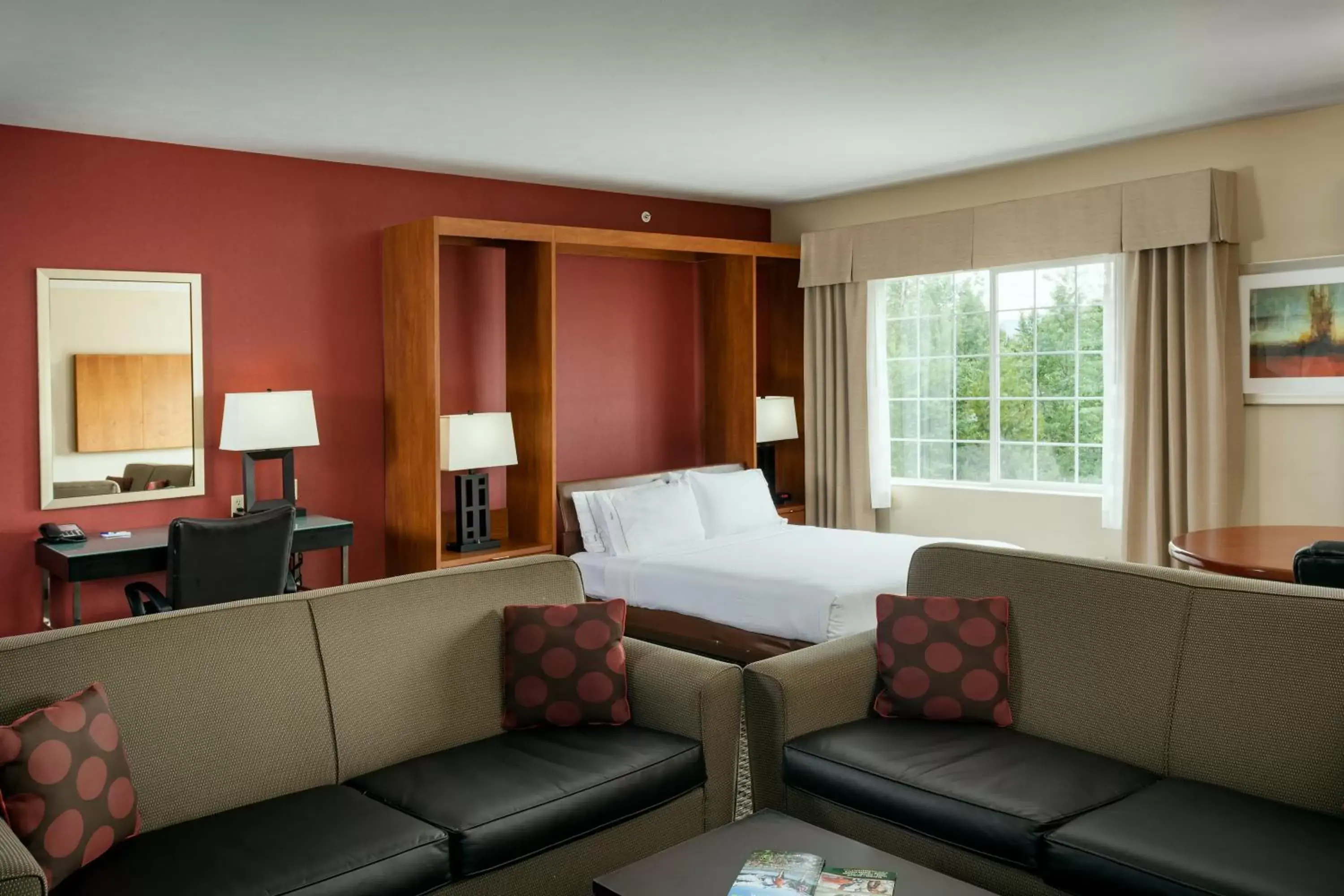Photo of the whole room, Seating Area in Holiday Inn Express Anchorage, an IHG Hotel