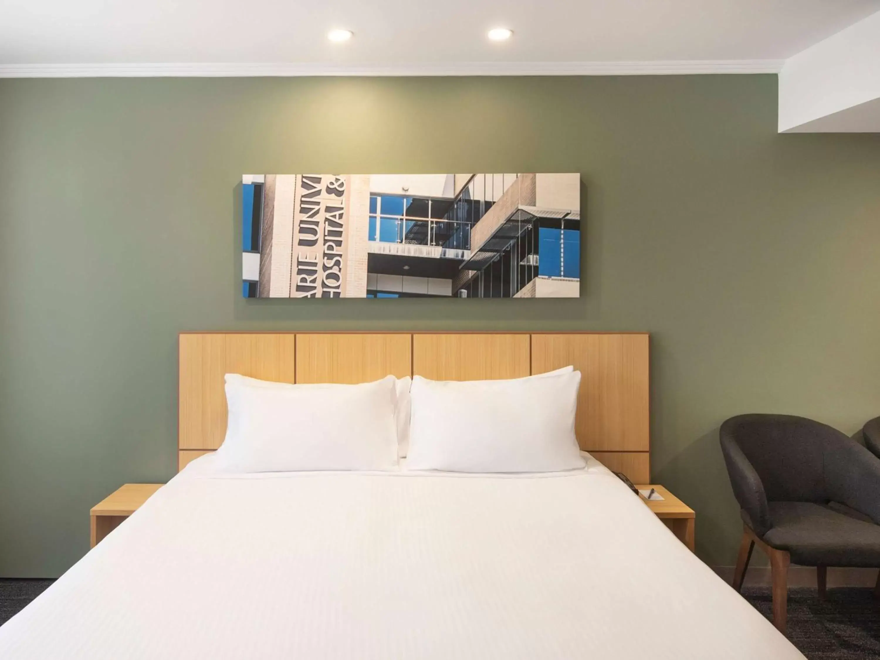 Bedroom, Bed in Mercure Sydney Macquarie Park
