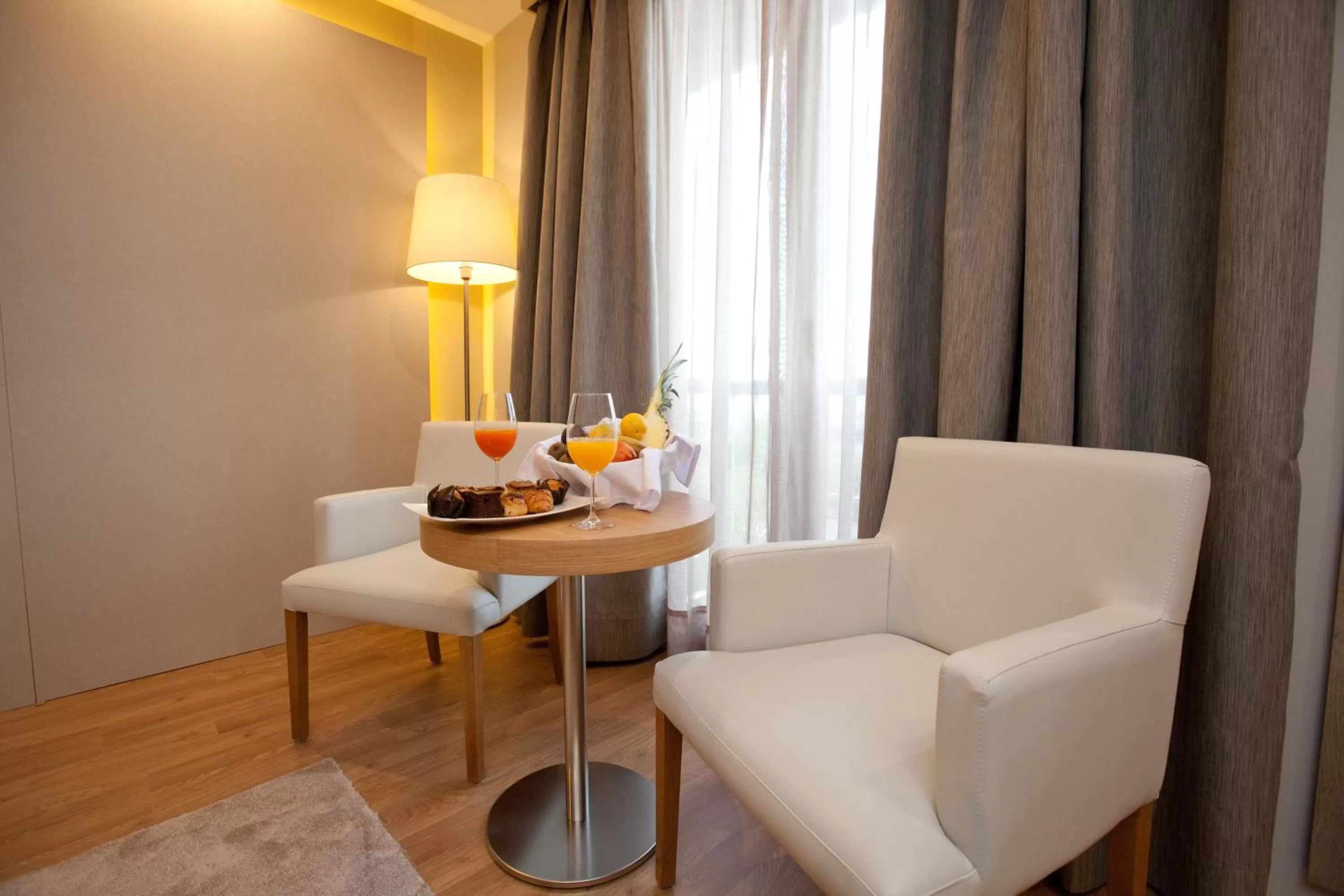 Seating area in M.A. Hotel Sevilla Congresos