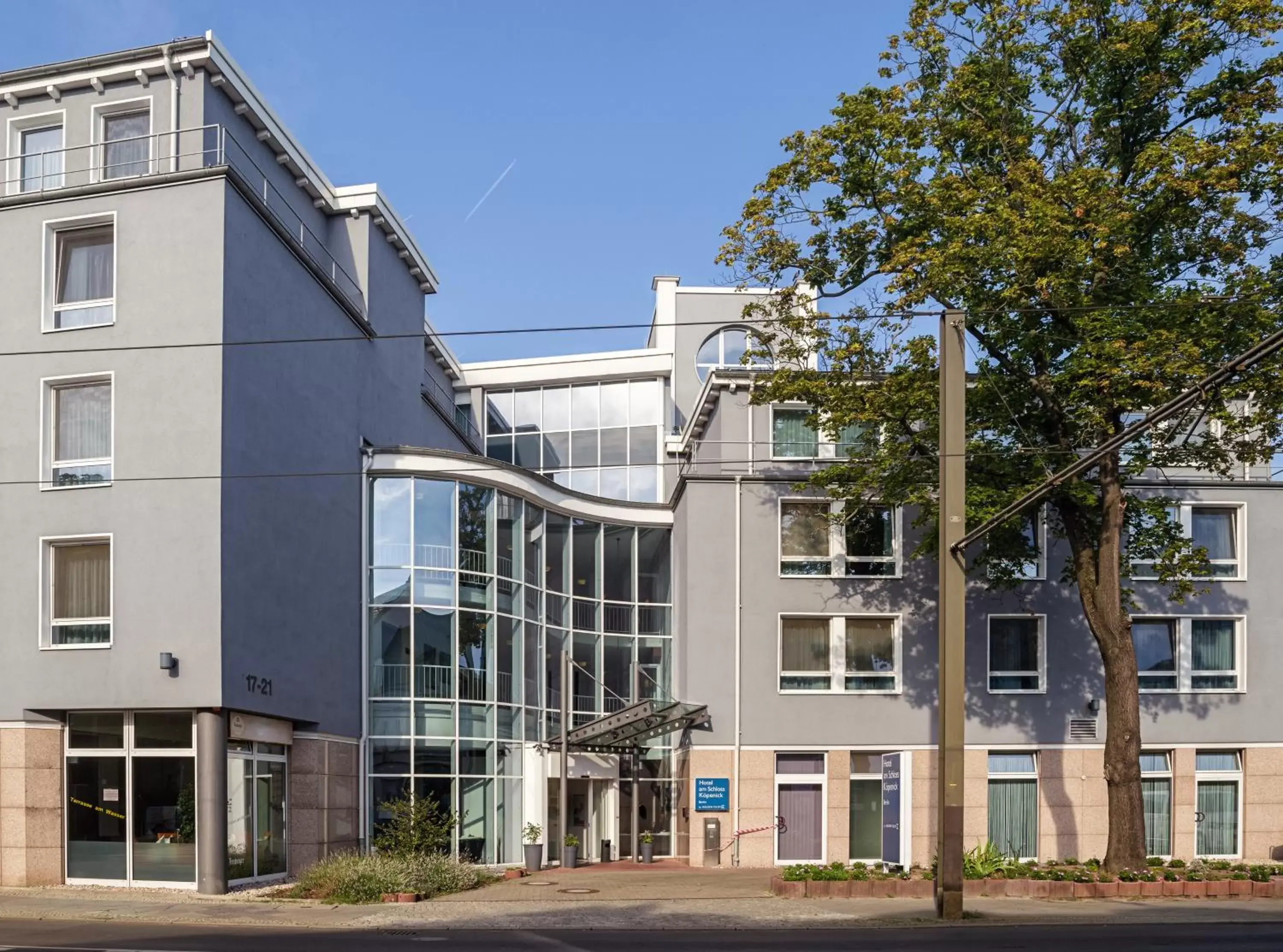 Facade/entrance in Hotel am Schloß Köpenick by Golden Tulip Facade/entrance in Hotel am Schloß Köpenick by Golden Tulip