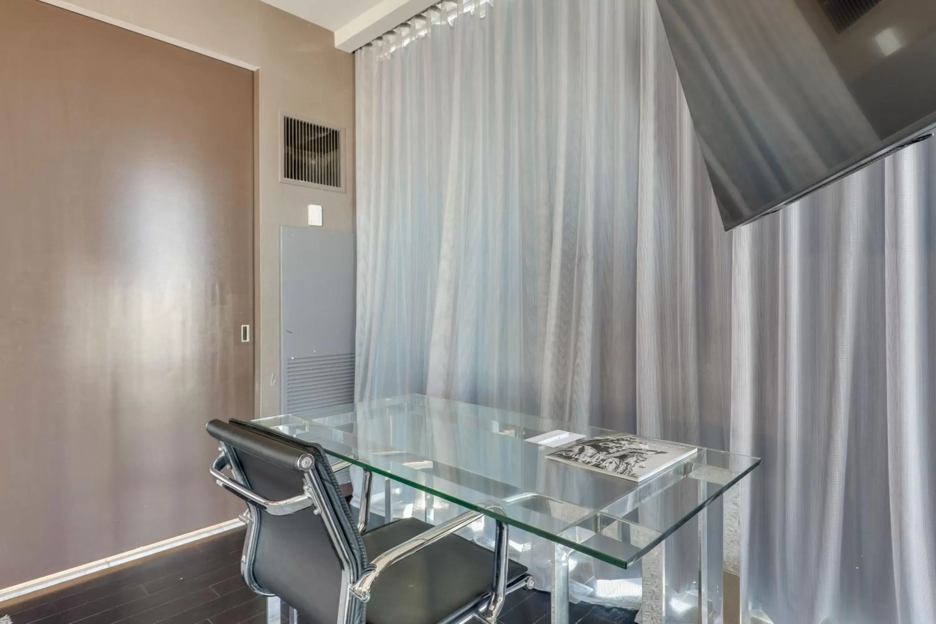 TV and multimedia, Dining Area in Vegas Palms HIGH 52nd fl. 1BDR corner penthouse 1220sqft