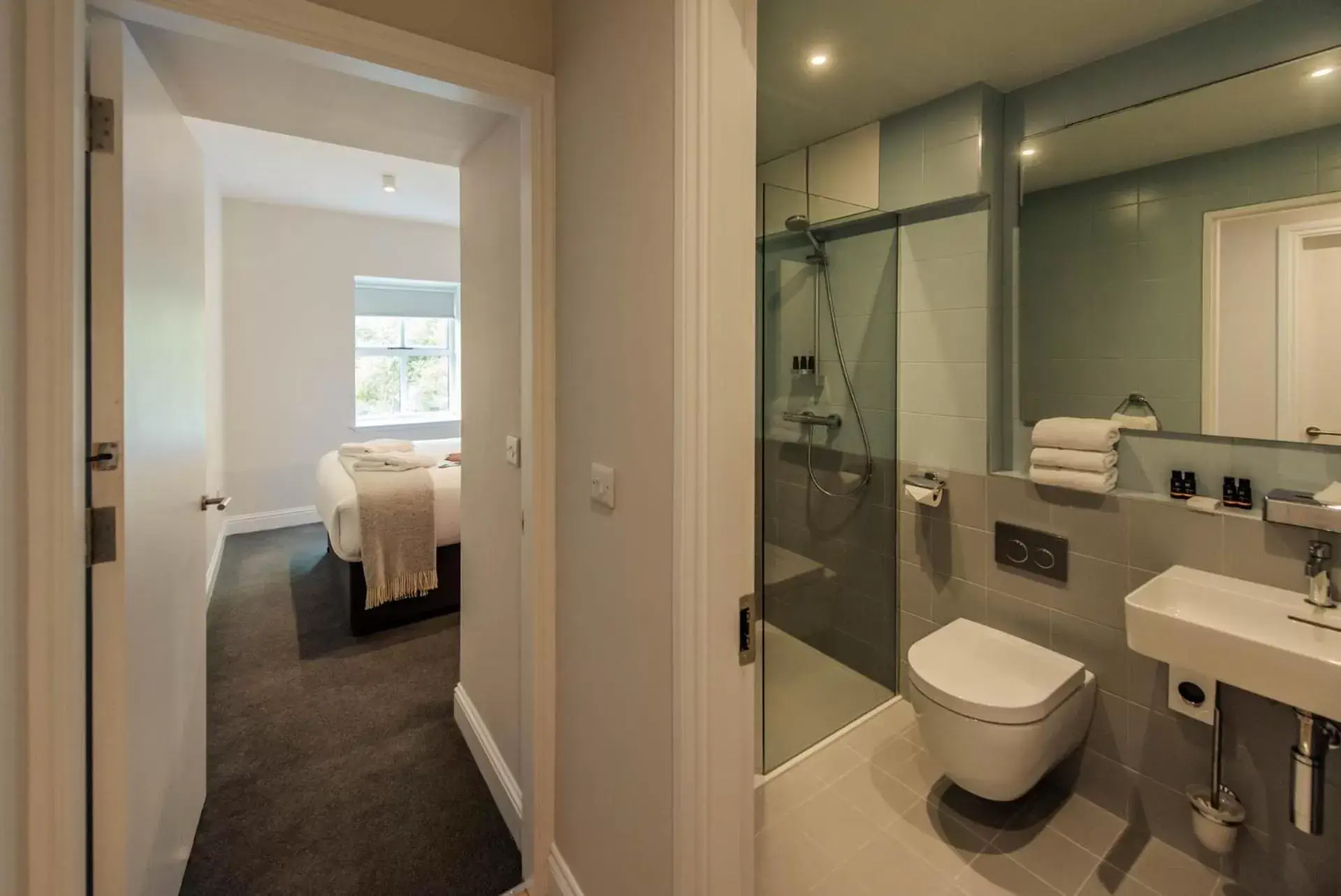 Bathroom in Hotel Isaacs Cork City