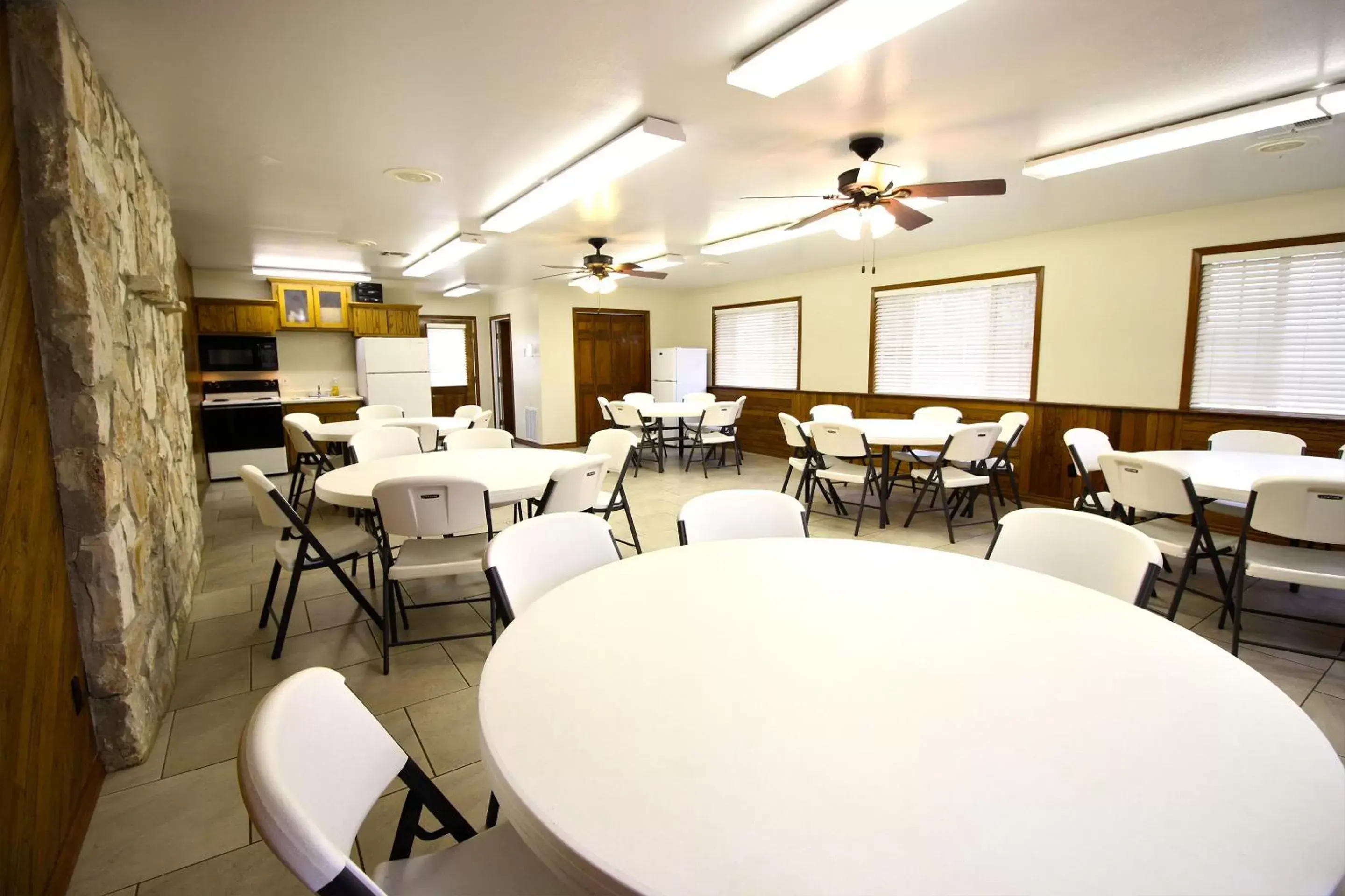 Meeting/conference room, Restaurant/Places to Eat in Peach Tree Inn & Suites