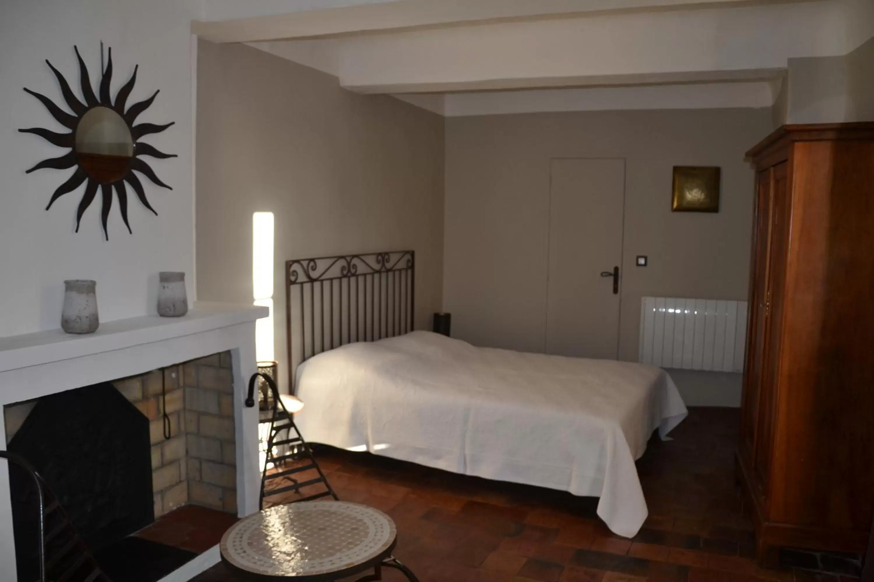 Photo of the whole room, Bed in Maison Saint Louis avec Jacuzzi
