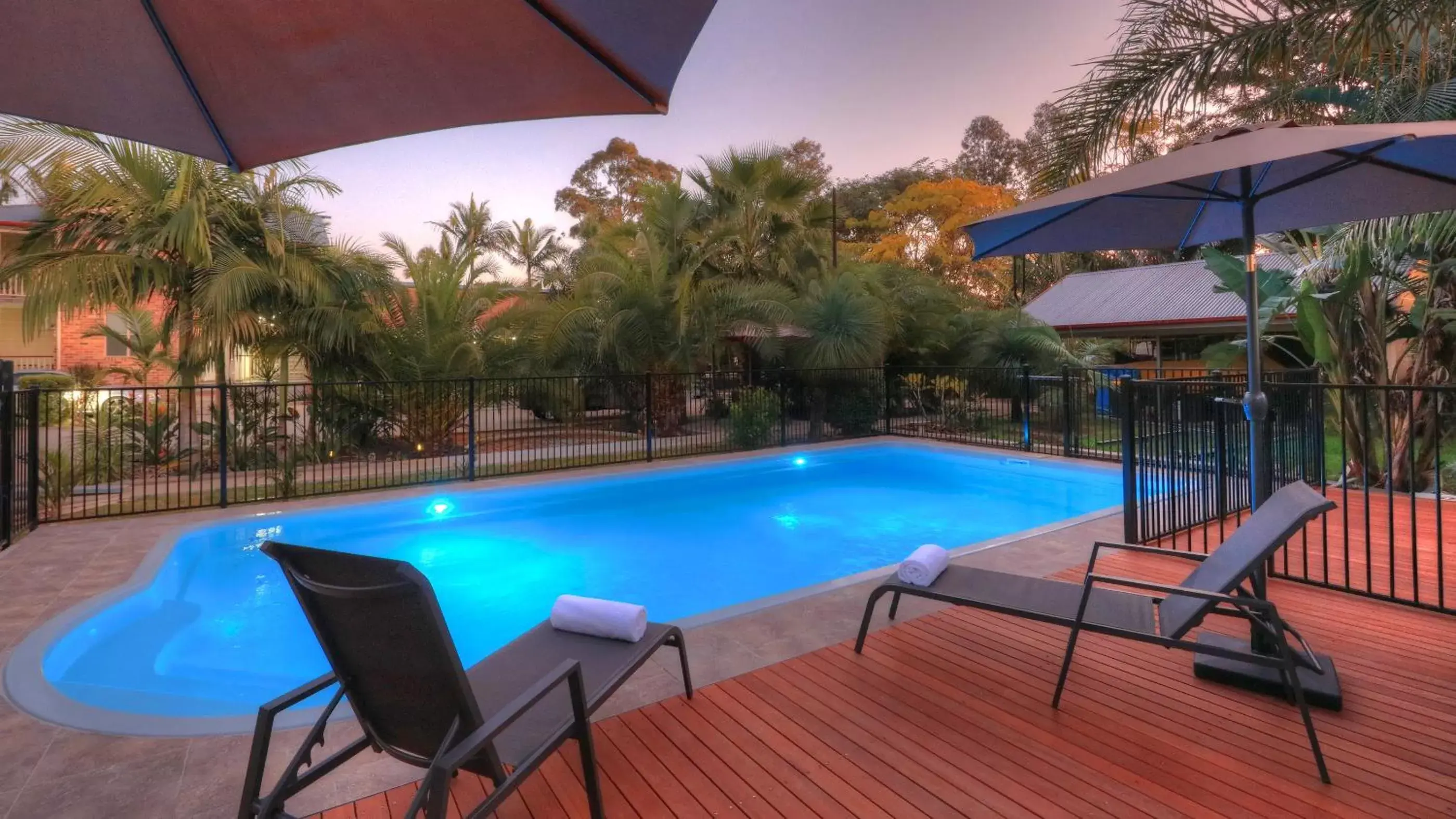 Property building, Swimming Pool in Heritage River Motor Inn