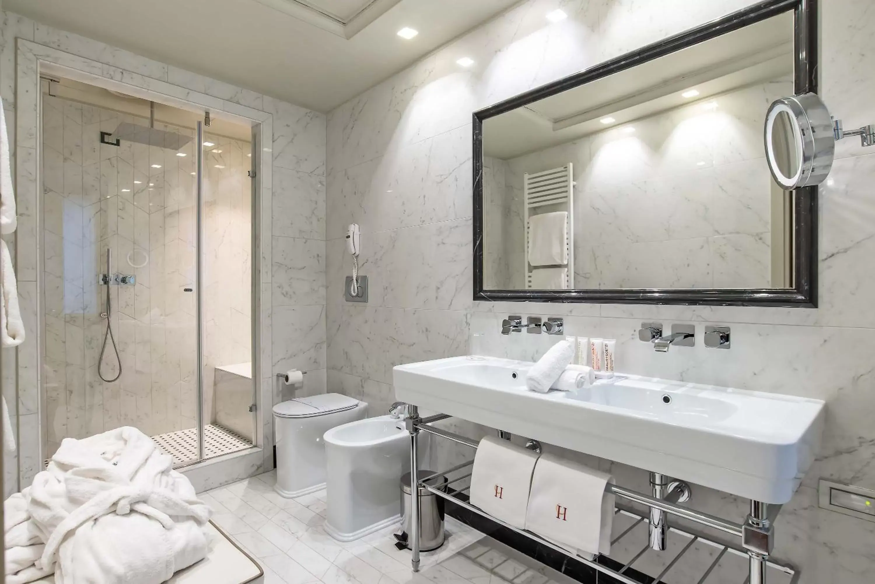 Bathroom in Hotel Lunetta