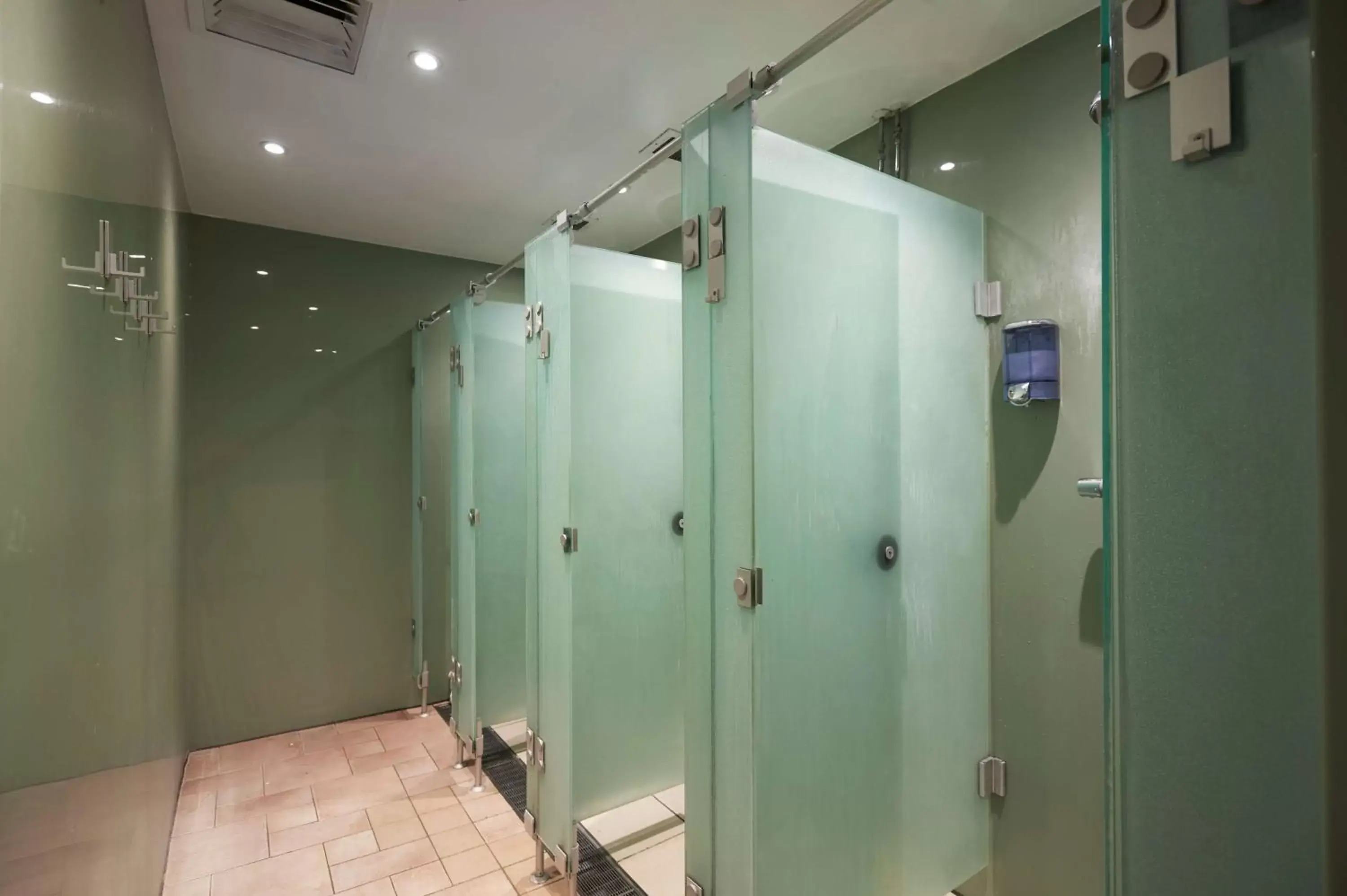 Fitness centre/facilities, Bathroom in DoubleTree by Hilton Dartford Bridge